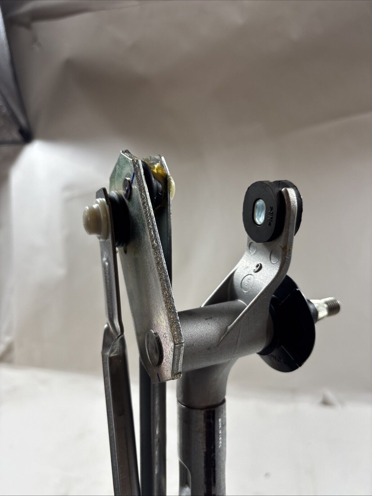 Genuine OEM GM Chevy Malibu Windshield Wiper Transmission Linkage 05-12 22711011