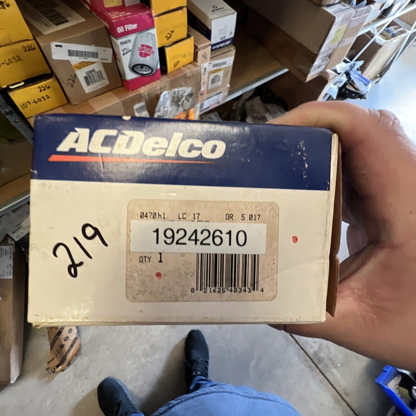 New OEM Genuine General Motors Chevrolet GMC Disc Brake Pad 19242610