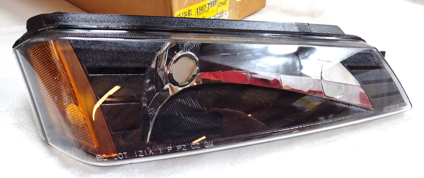 Genuine OEM GM Chevrolet Avalanche 1500 Turn Signal 2002-2006 15077337