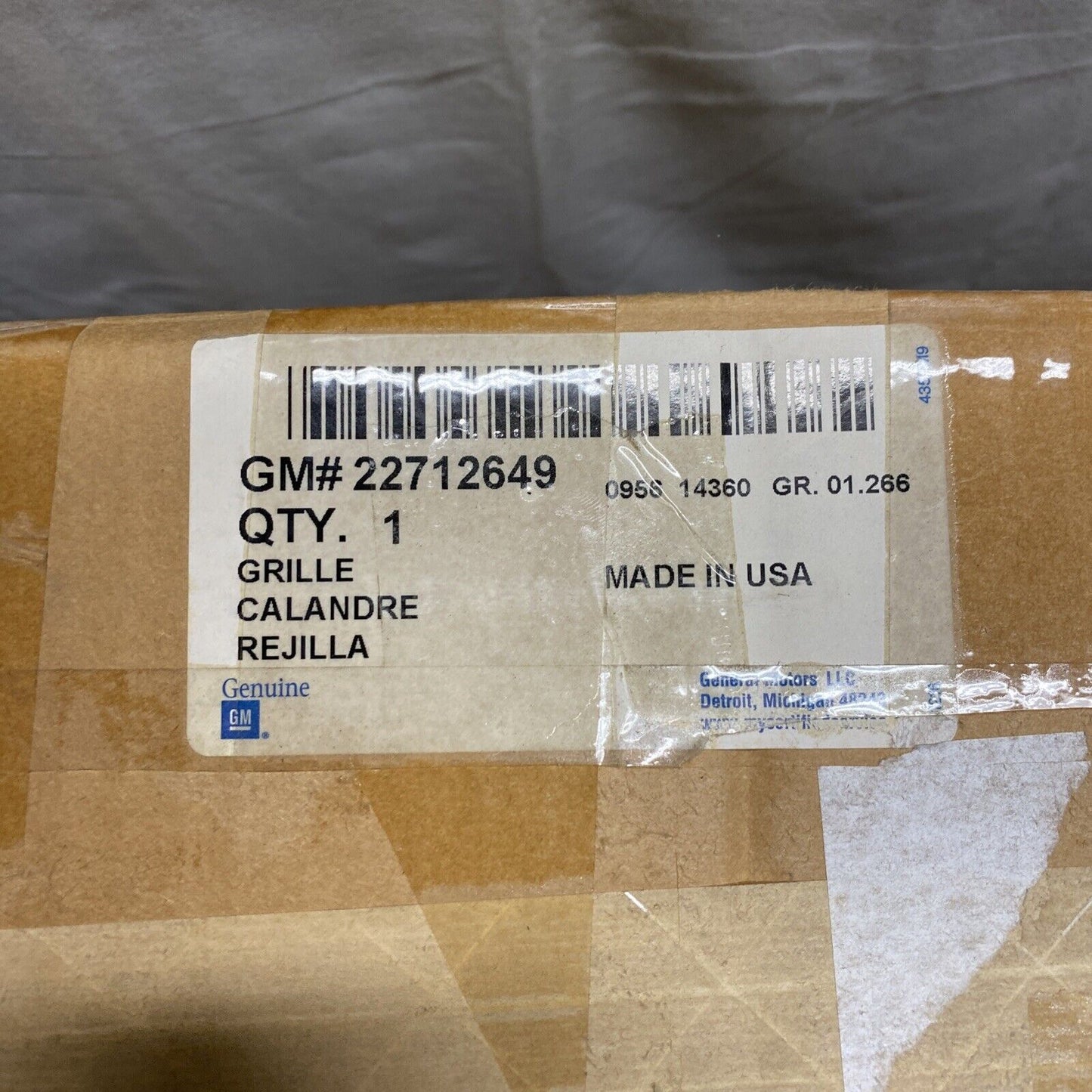 New OEM GM Saturn Ion Upper Grille Grill GENUINE 2003-04 22712649