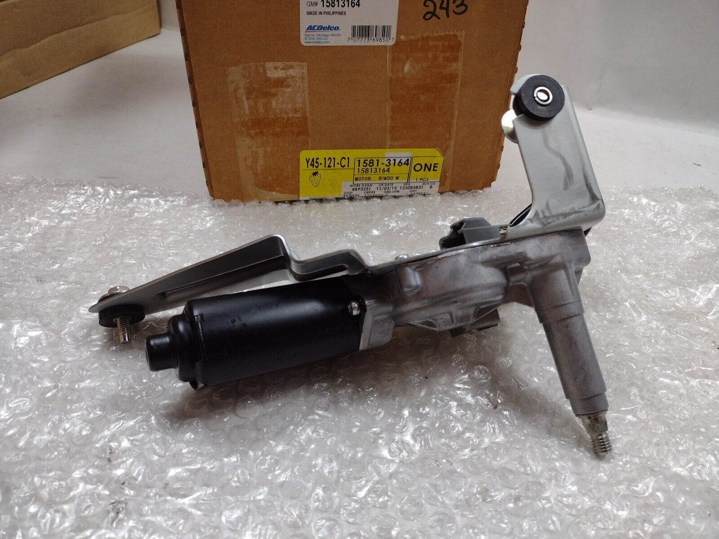 Genuine OEM GM Chevrolet Equinox Rear Window Wiper Motor 2005-2007 15813164