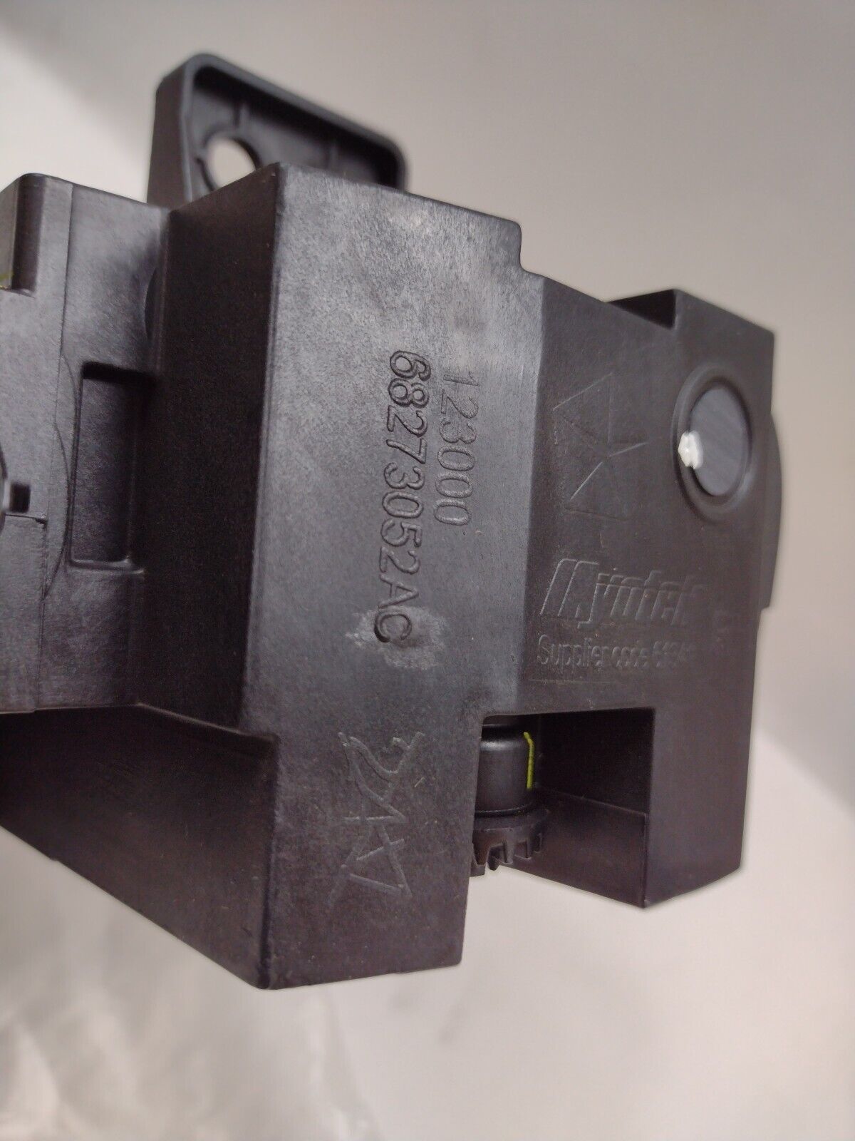 Genuine OEM Mopar Jeep Grand Cherokee Fog Lamp Passenger RH 2017-2022 68273052AC