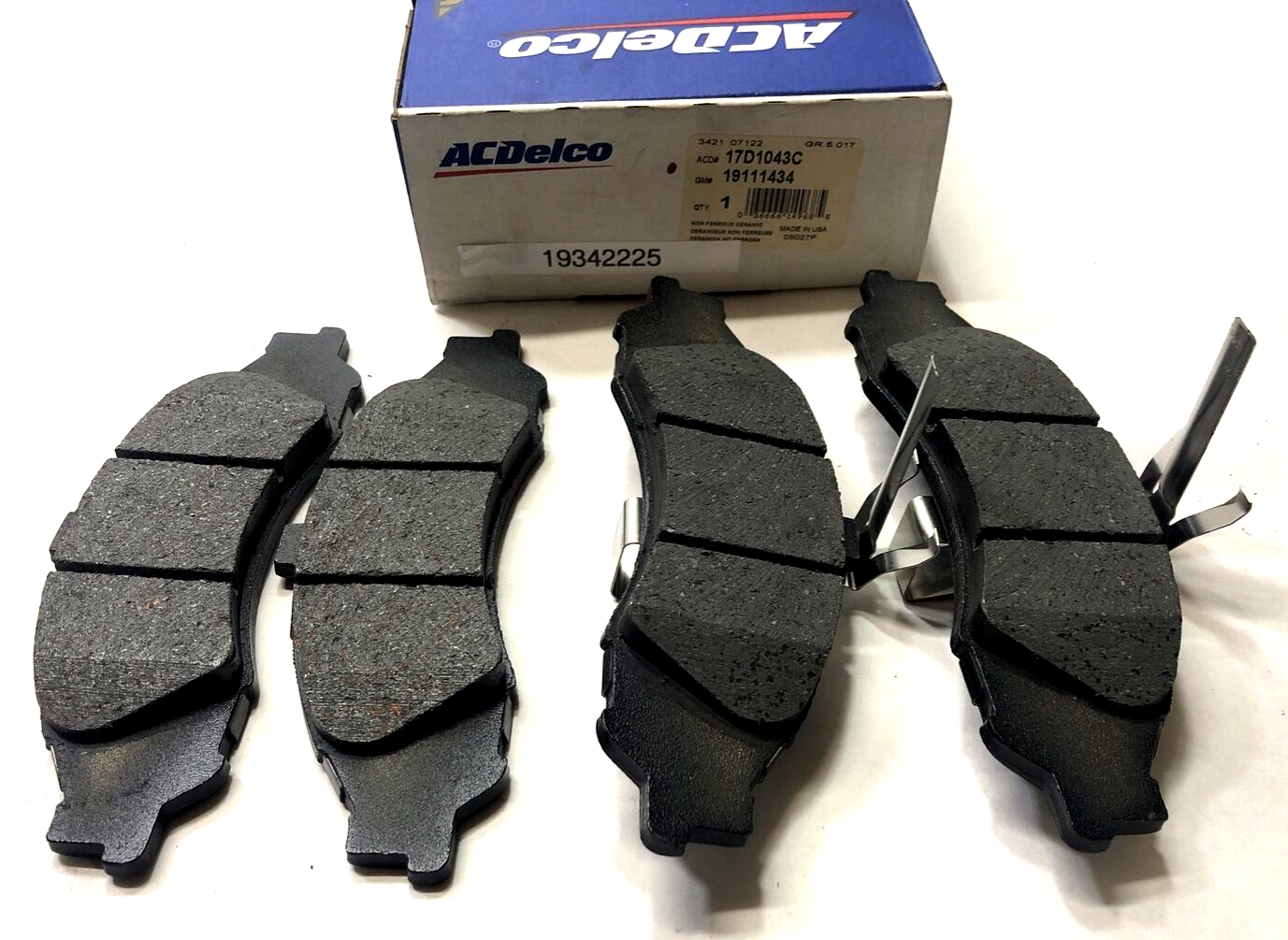 New OEM Genuine GM ACDelco 17D1043C Ceramic Front Disc Brake Pad Set 19111434