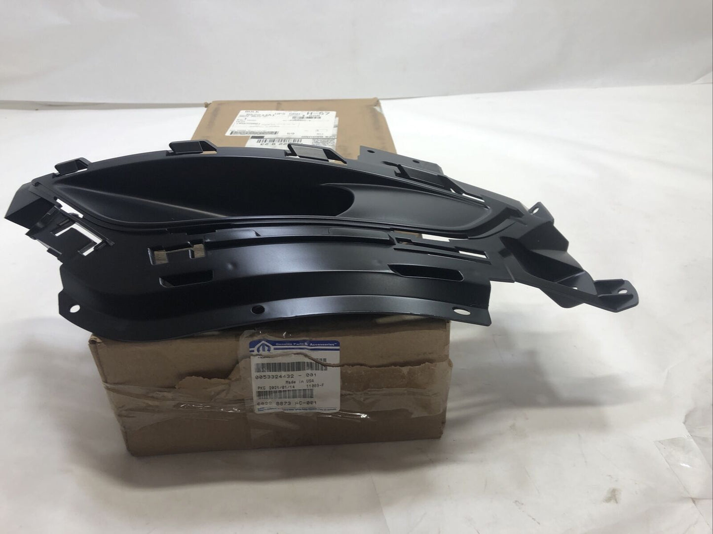 New OEM Genuine Mopar Chrysler 200 2015-2017 Fog Lamp Bezel 68228873AC