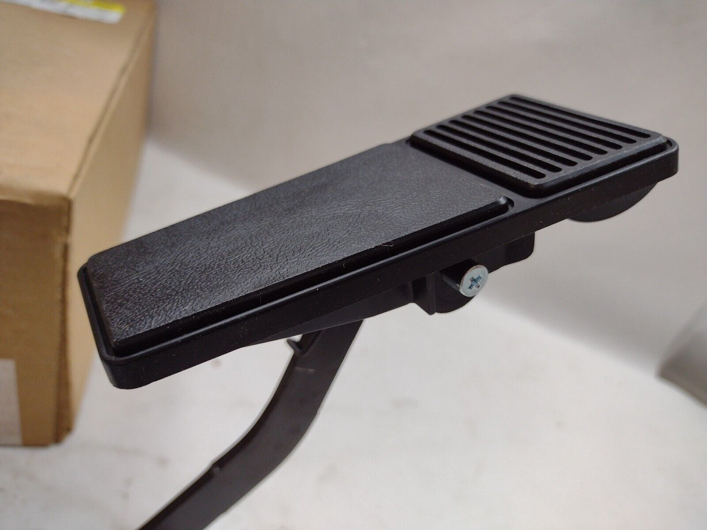 Genuine OEM GM Chevrolet Monte Carlo Accelerator Pedal 2004-2008 25830024