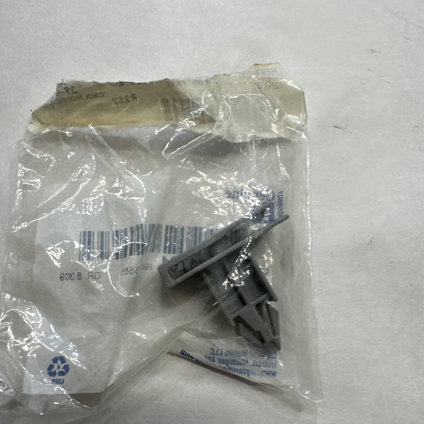 New OEM Genuine GM Chevrolet 2000-2016 Rocker Panel Molding Retainer 10431761