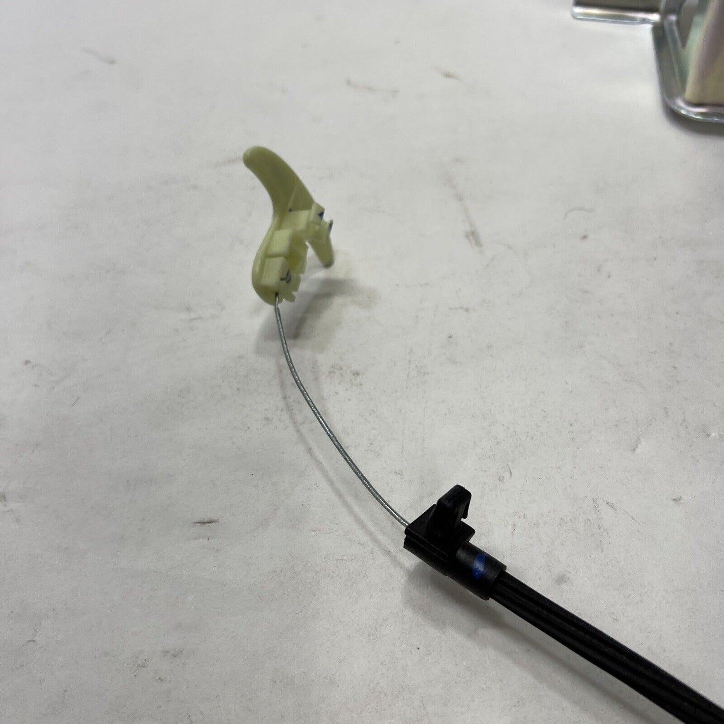 New Genuine OEM GM Chevrolet 2014-2016 Rear Compartment Lid Latch 23215274