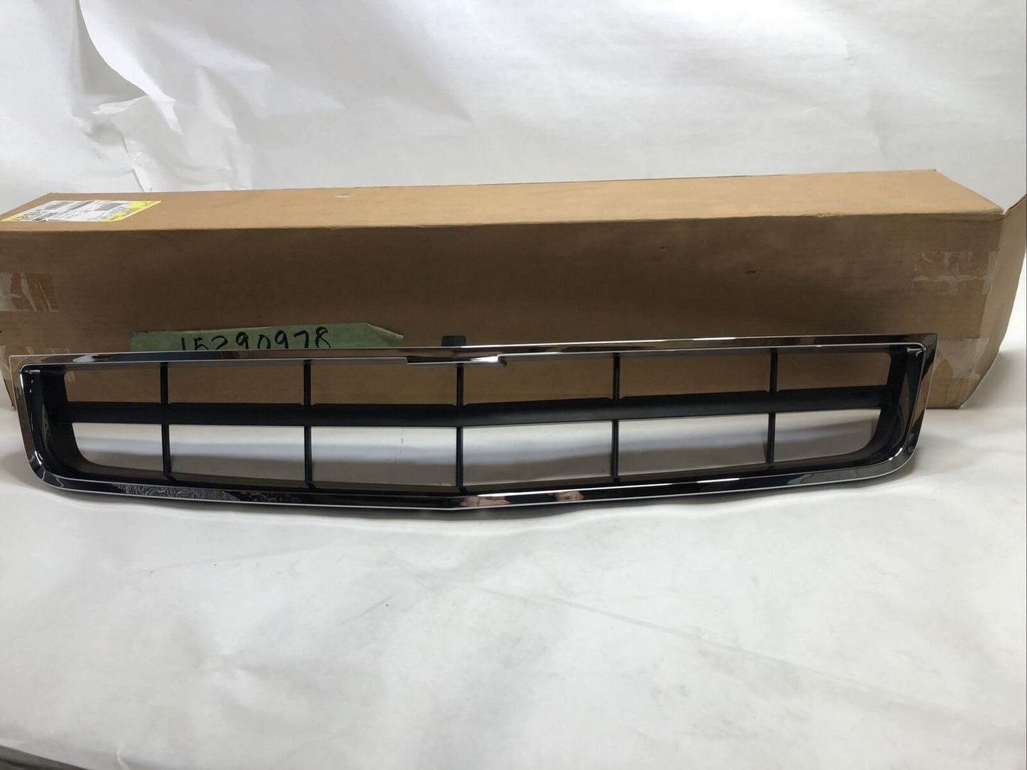 New OEM Genuine GM 08-13 Chevy Tahoe Front Lower Grille 15290978