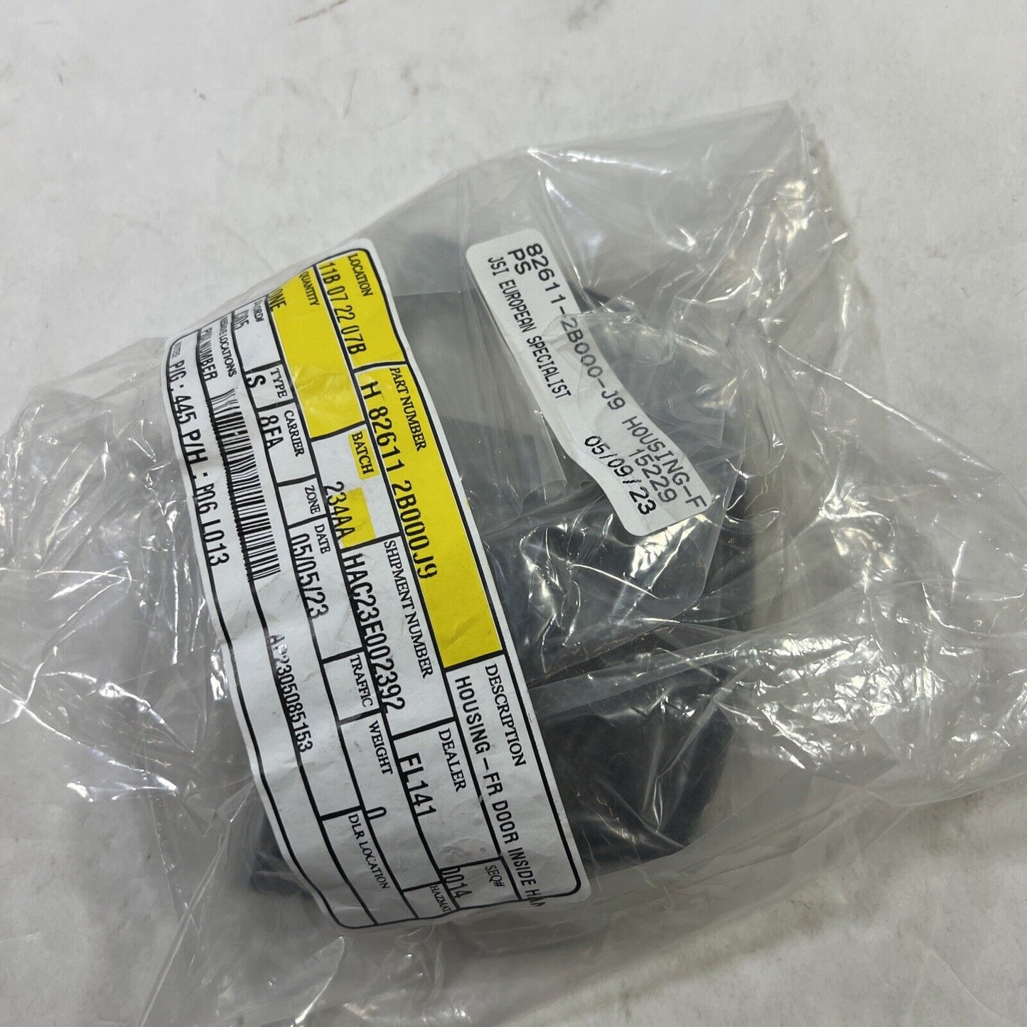 Genuine OEM Hyundai Santa Fe Front Door Cap Cover Kia 2006-2012 826112B000J9