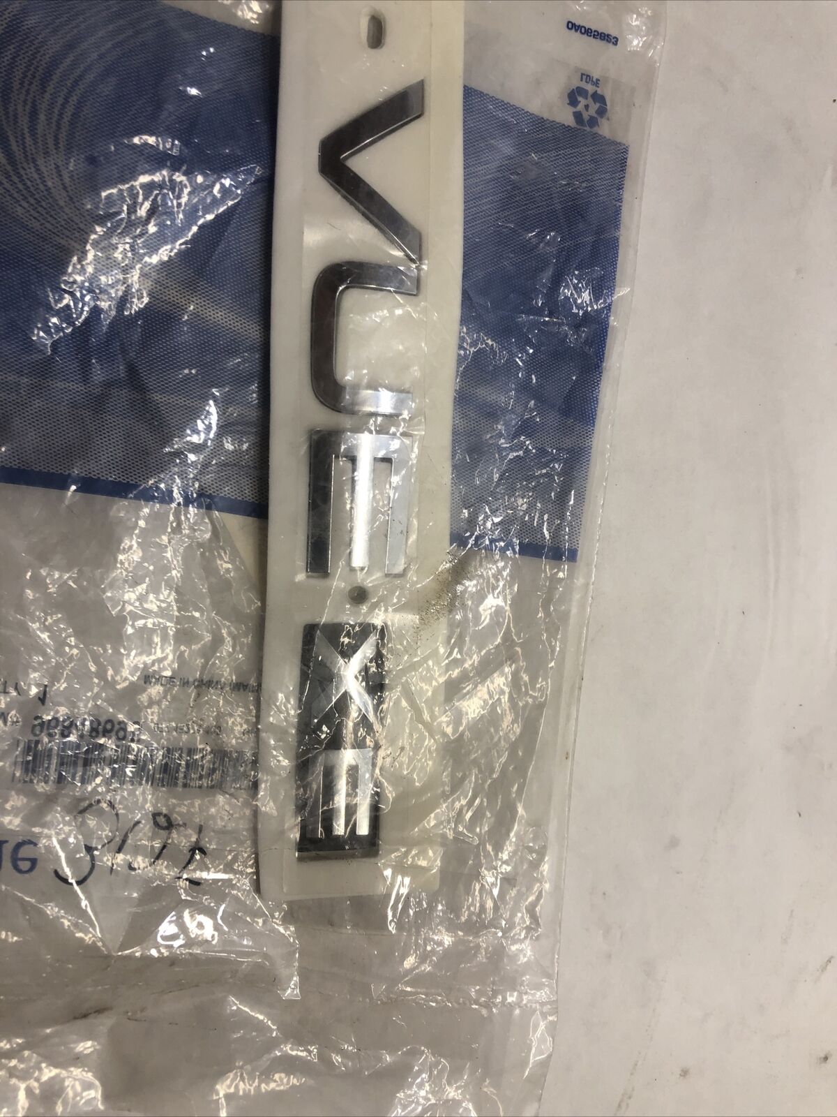 New Genuine OEM GM Saturn Vue Emblem Badge  Nameplate Rear 96848695