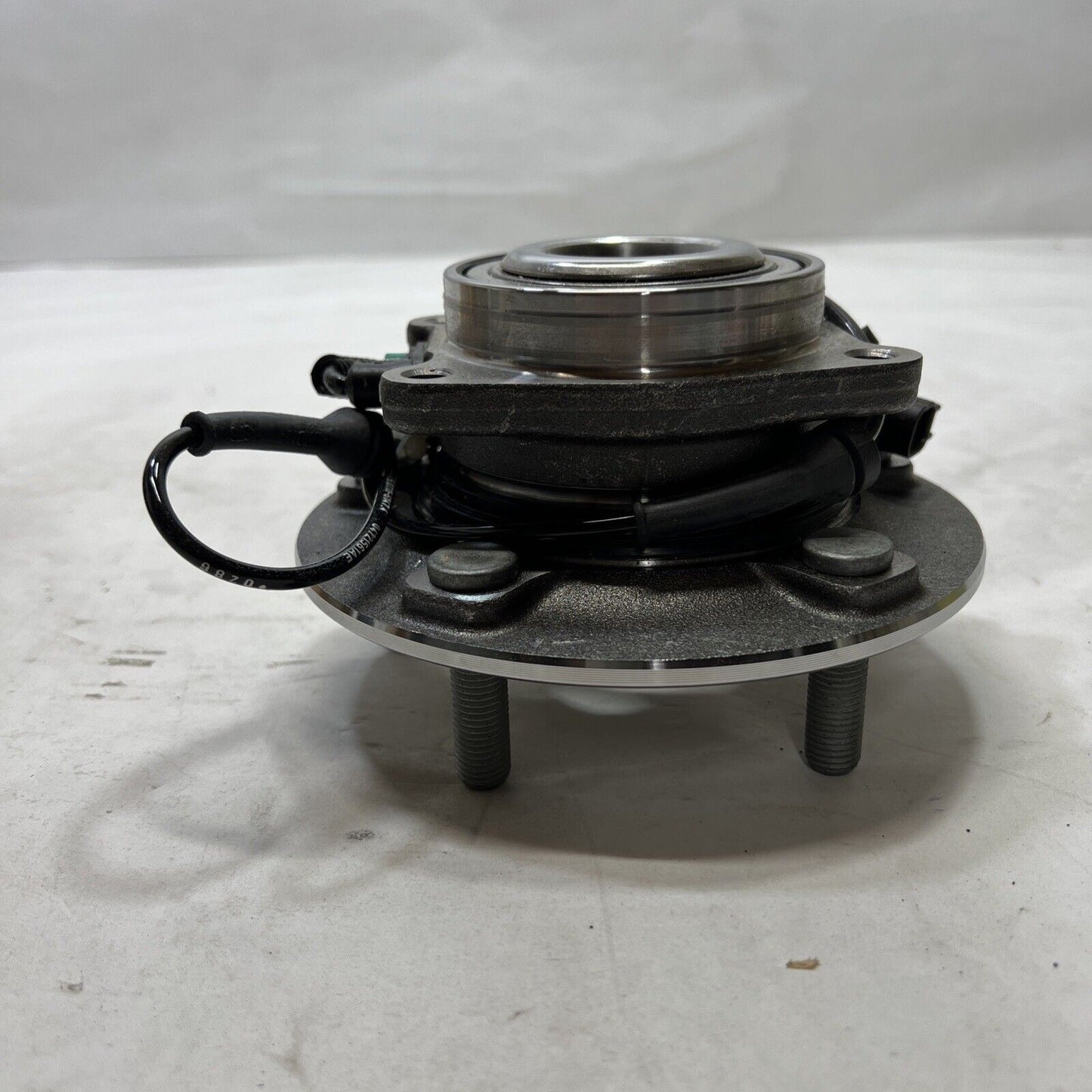 New OEM Genuine Mopar Town & Country 2008-2011 Axle Hub Assembly 5154214AB