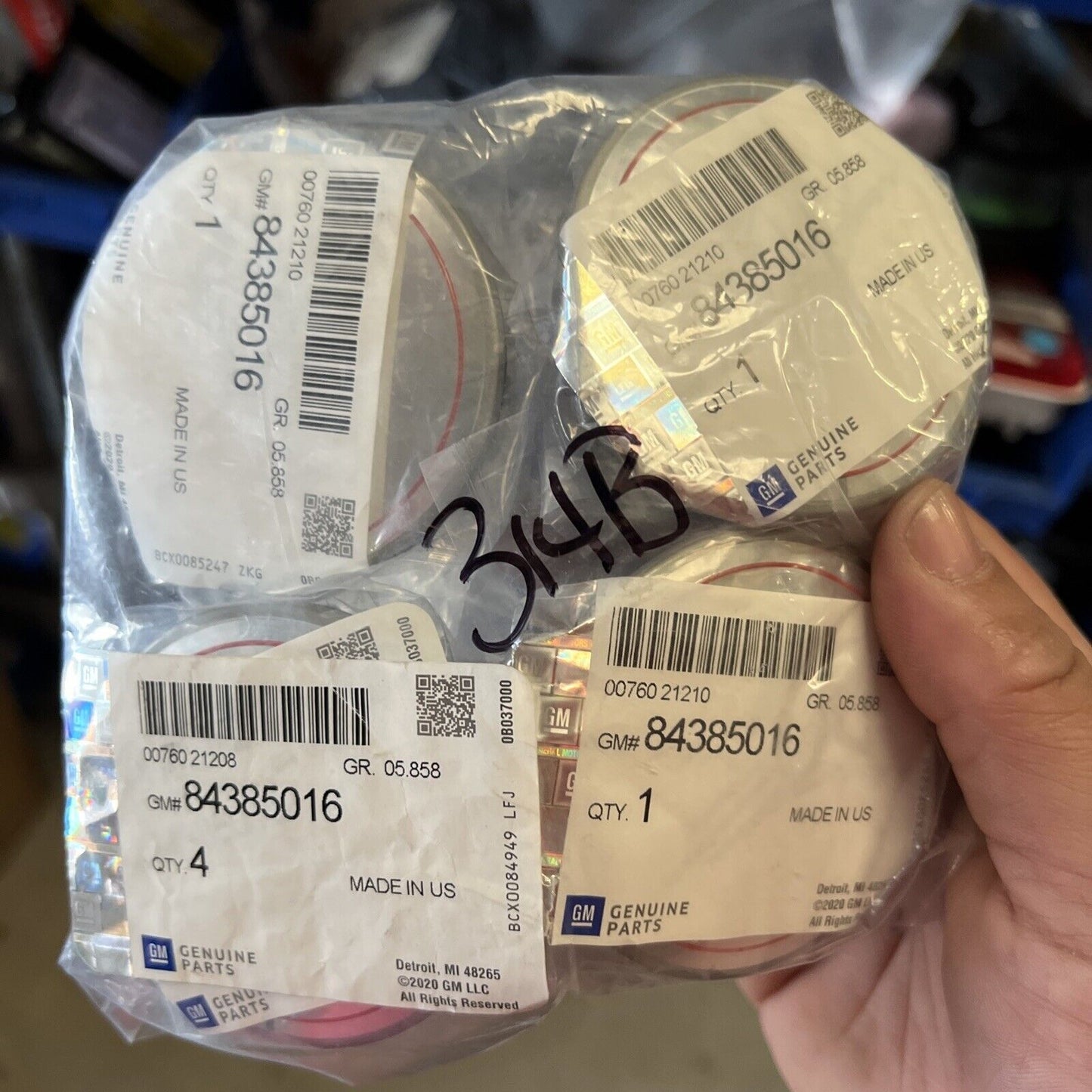 New OEM GM Genuine 2020-21 Corvette C8 Center Cap Silver Stingray Logo 84385016