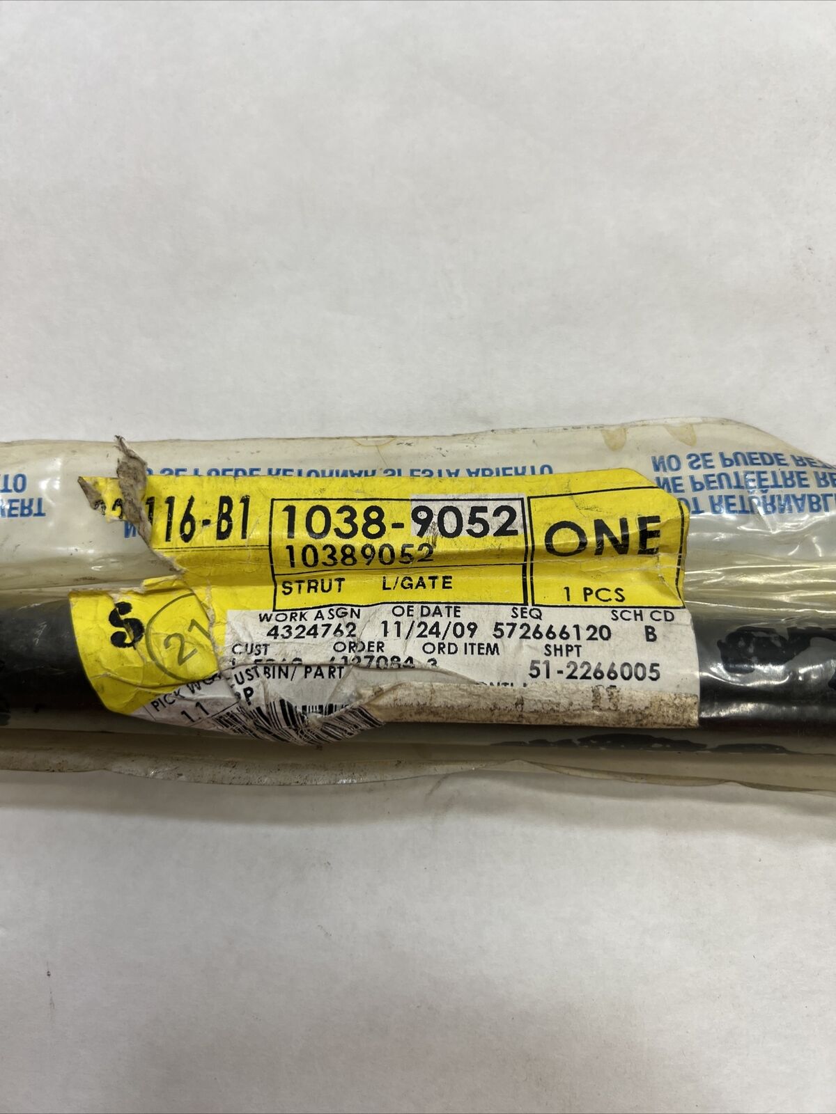 GM OEM Hatch Lift Support Drivers Side 05-06 10389052