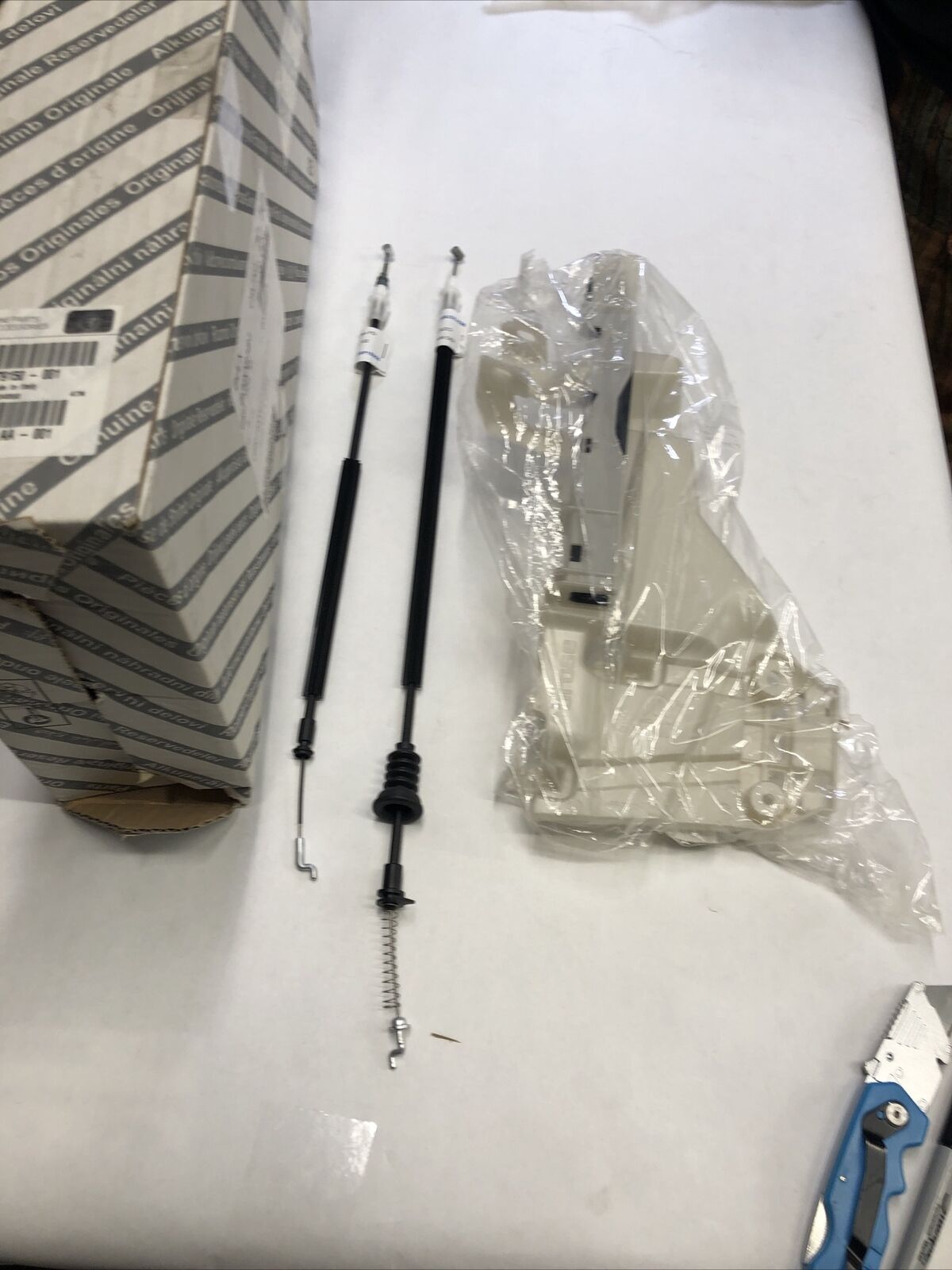 New OEM Genuine Front Door Regulator Window With Cable 68311558AA