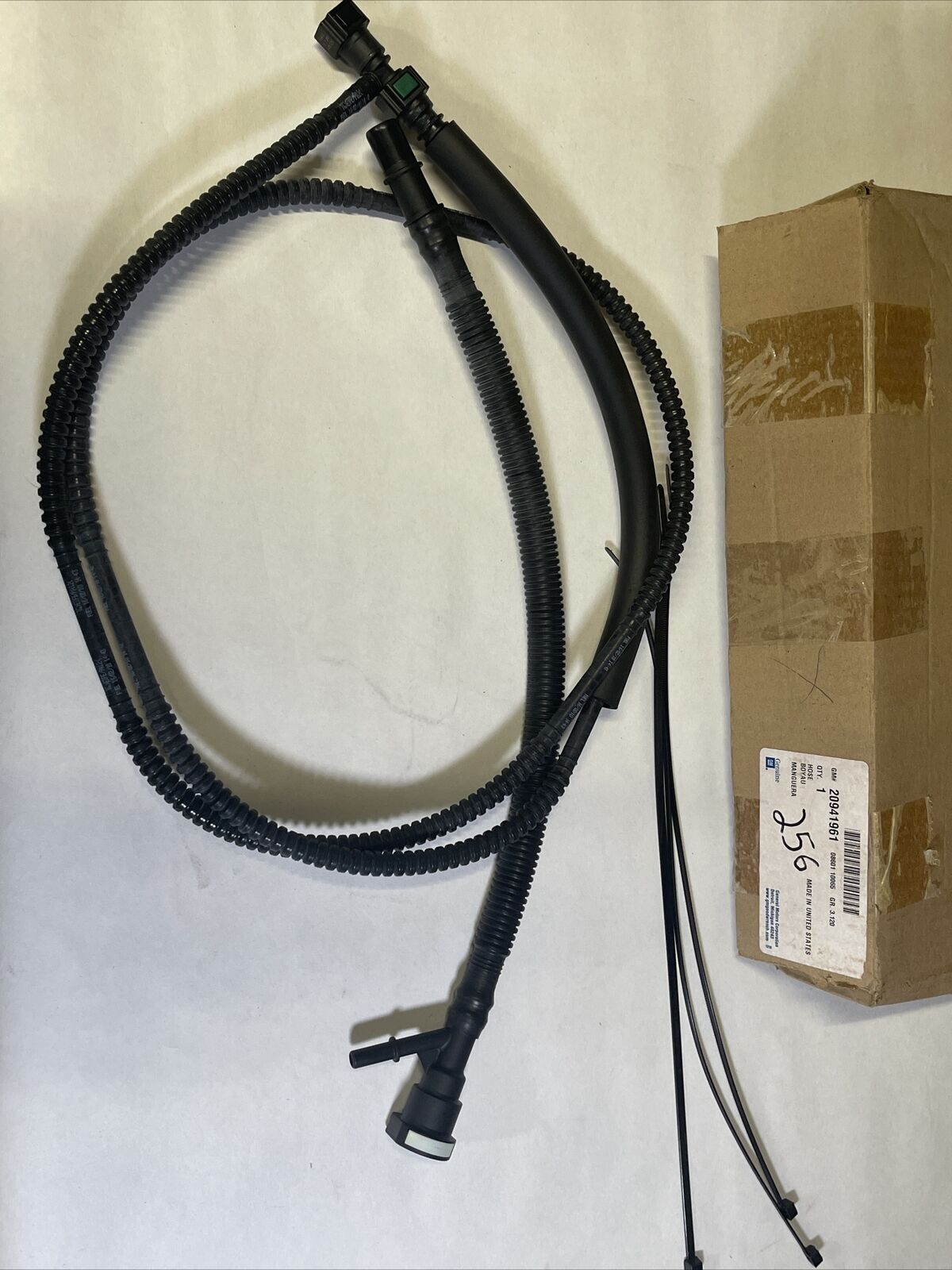 New OEM Genuine General Motors Fuel Tank Filler Vent Hose Assembly 20941961