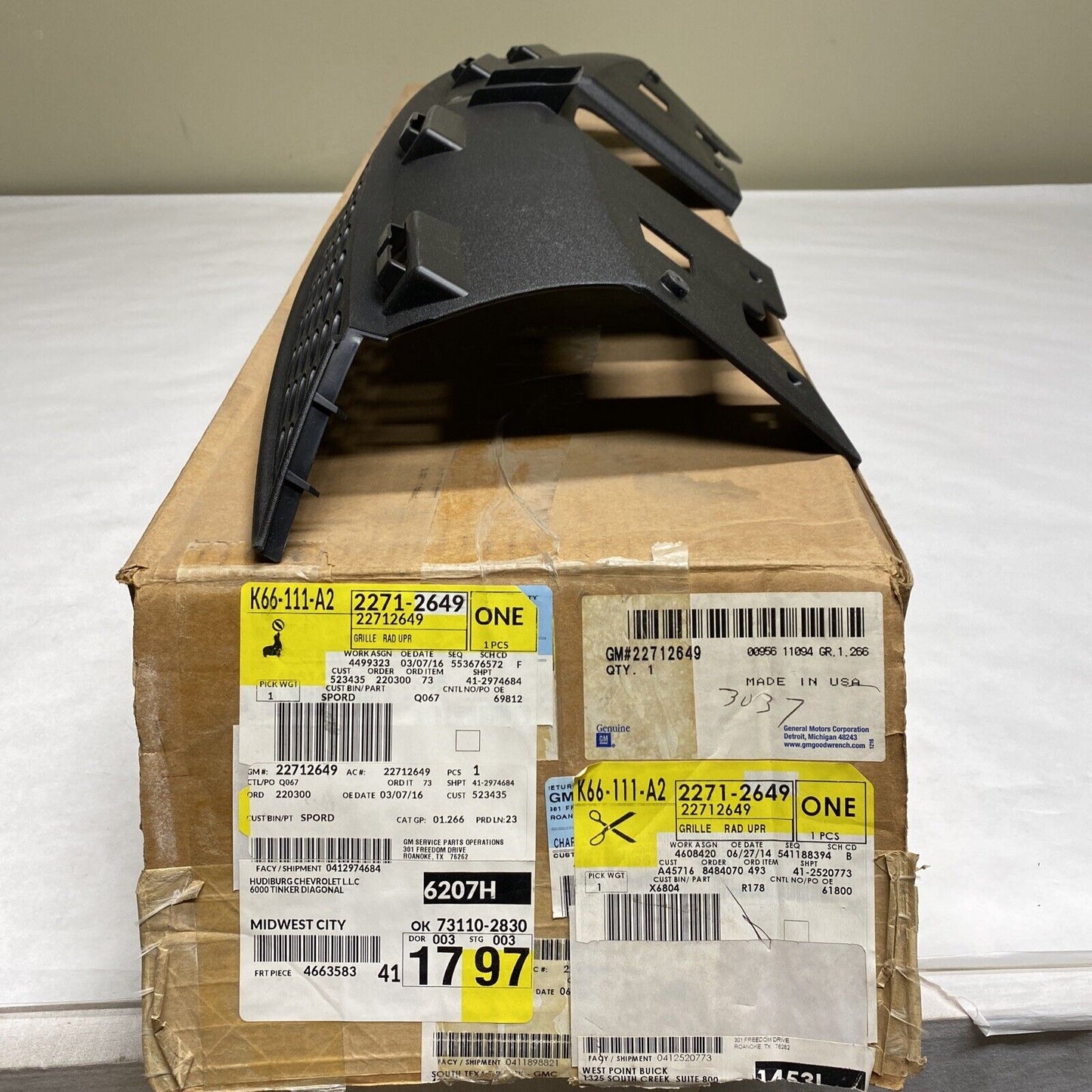 New OEM GM Saturn Ion Upper Grille Grill GENUINE 2003-04 22712649