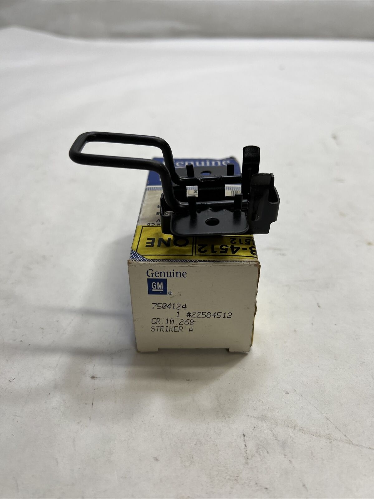 New OEM GM Chevrolet Cavalier 1995-1905 Instrument Panel Dash Striker 22584512