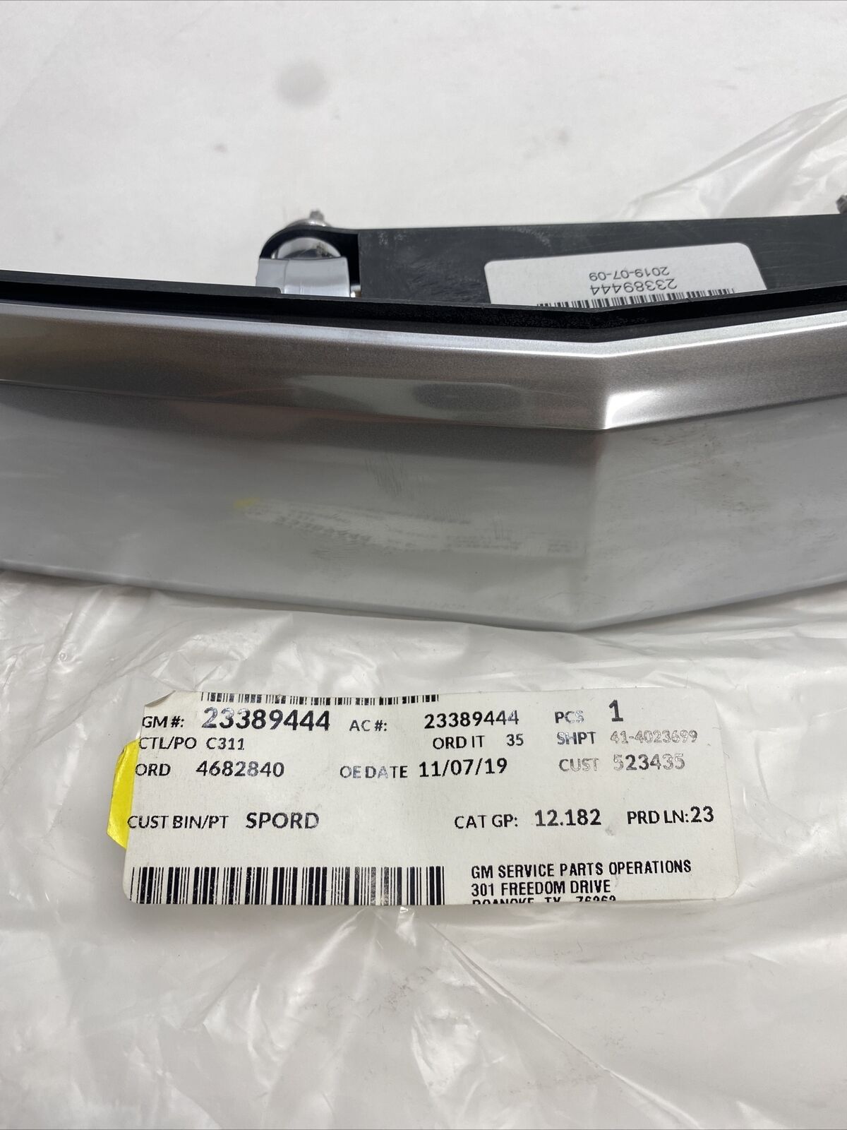 New OEM GM Cadillac XTS Rear Trunk Molding Trim 2013-17 23389444