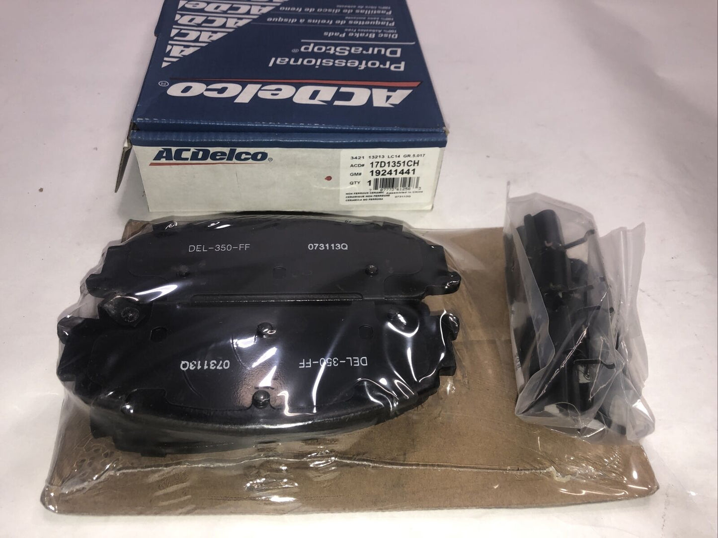 New OEM GM ACDelco 17D1351CH Ceramic Front Disc Brake Pad Kit W/Clips 19428001