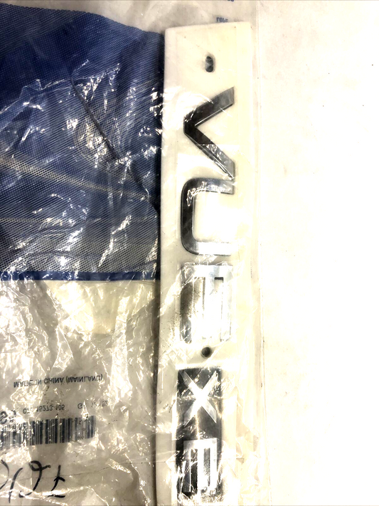 New Genuine OEM GM Saturn Vue Emblem Badge  Nameplate Rear 96848695