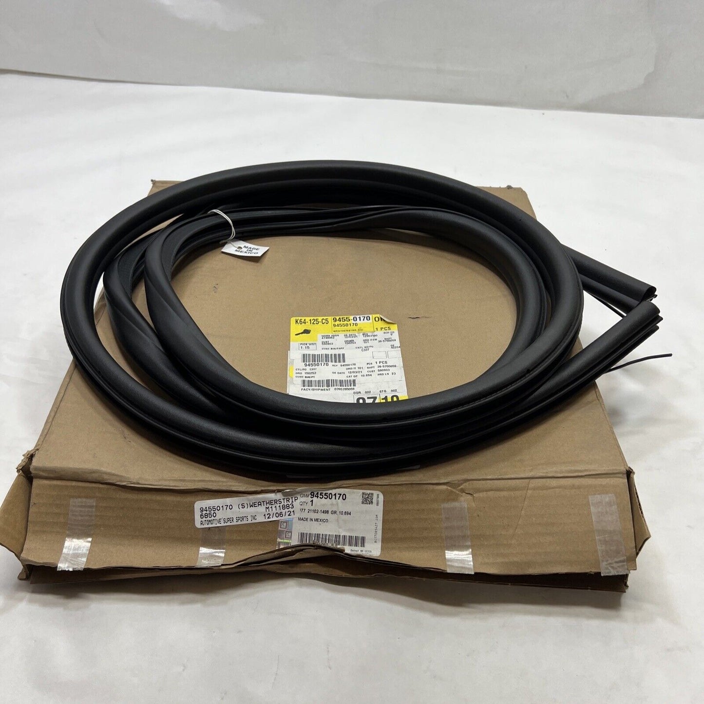 New OEM Genuine GM Trax 2015-2022 Left Driver Side Door Weather strip 94550170