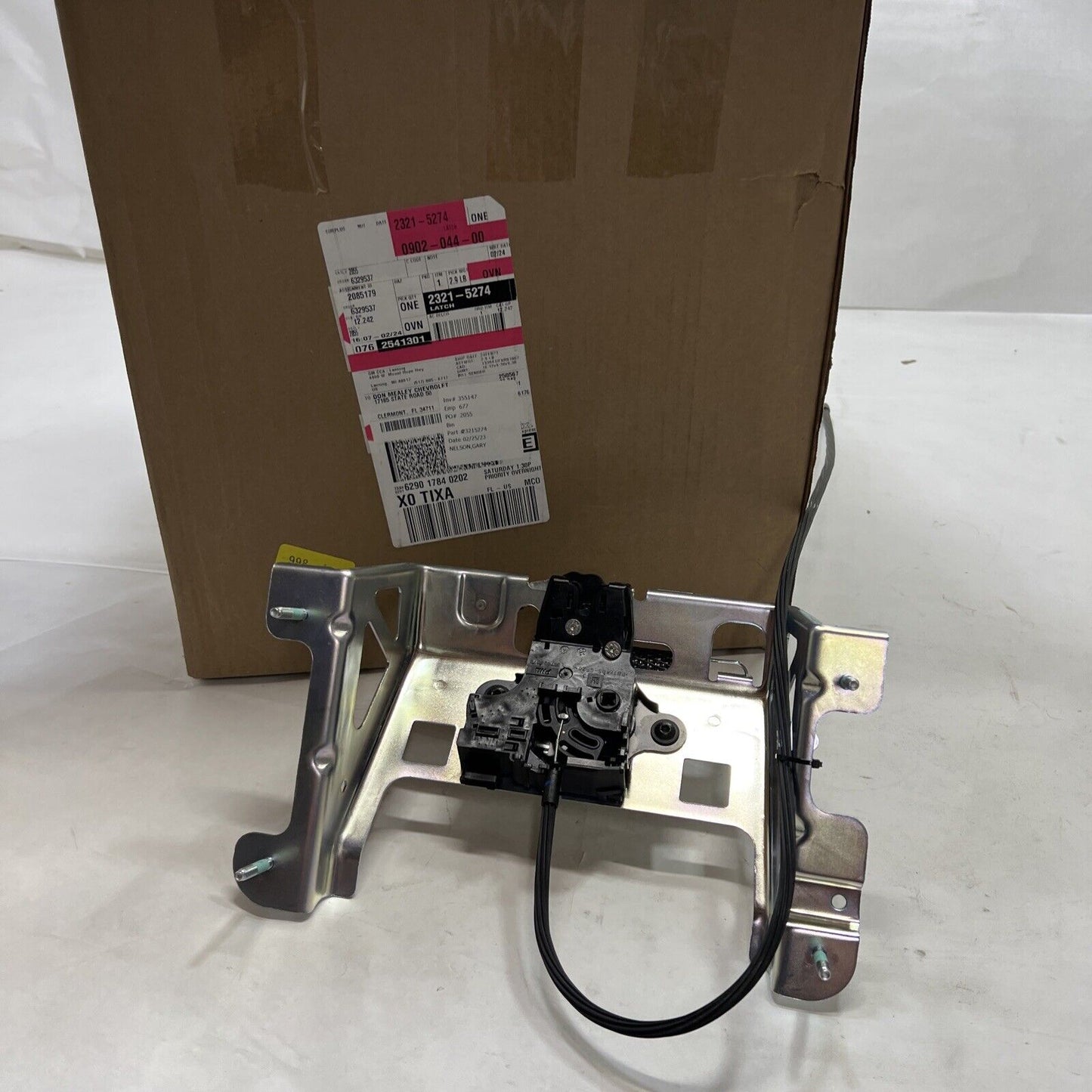 New Genuine OEM GM Chevrolet 2014-2016 Rear Compartment Lid Latch 23215274