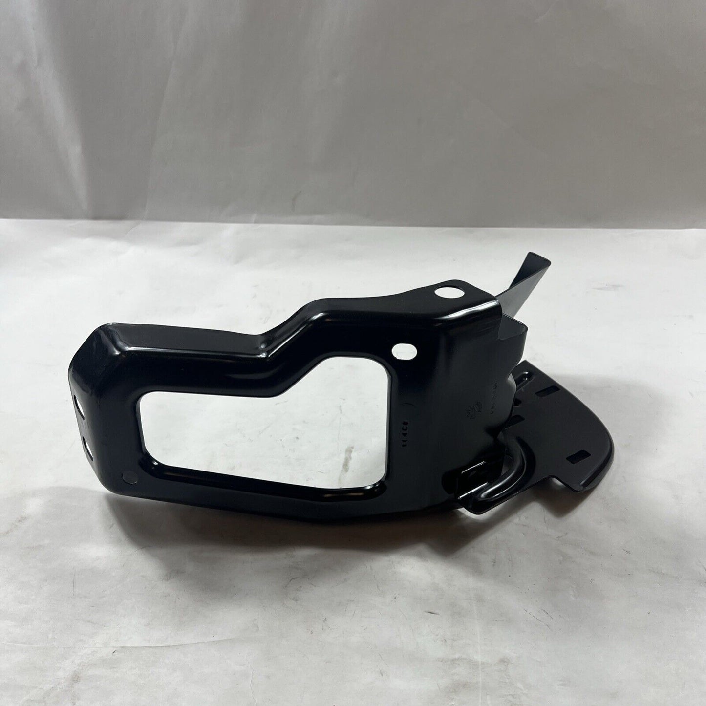 Genuine OEM GM Chevrolet Avalanche 1500 Bumper Assembly 2003-2006 88944140