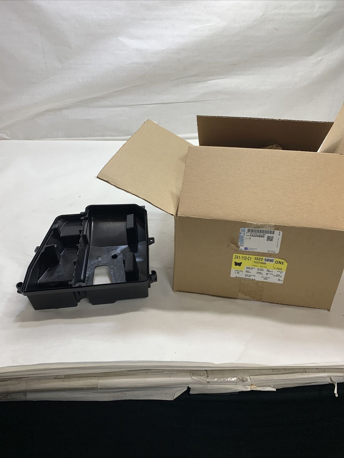 New OEM GM Cadillac Escalade ESV 07-20  Auxiliary HVAC Heater Cover 15225890