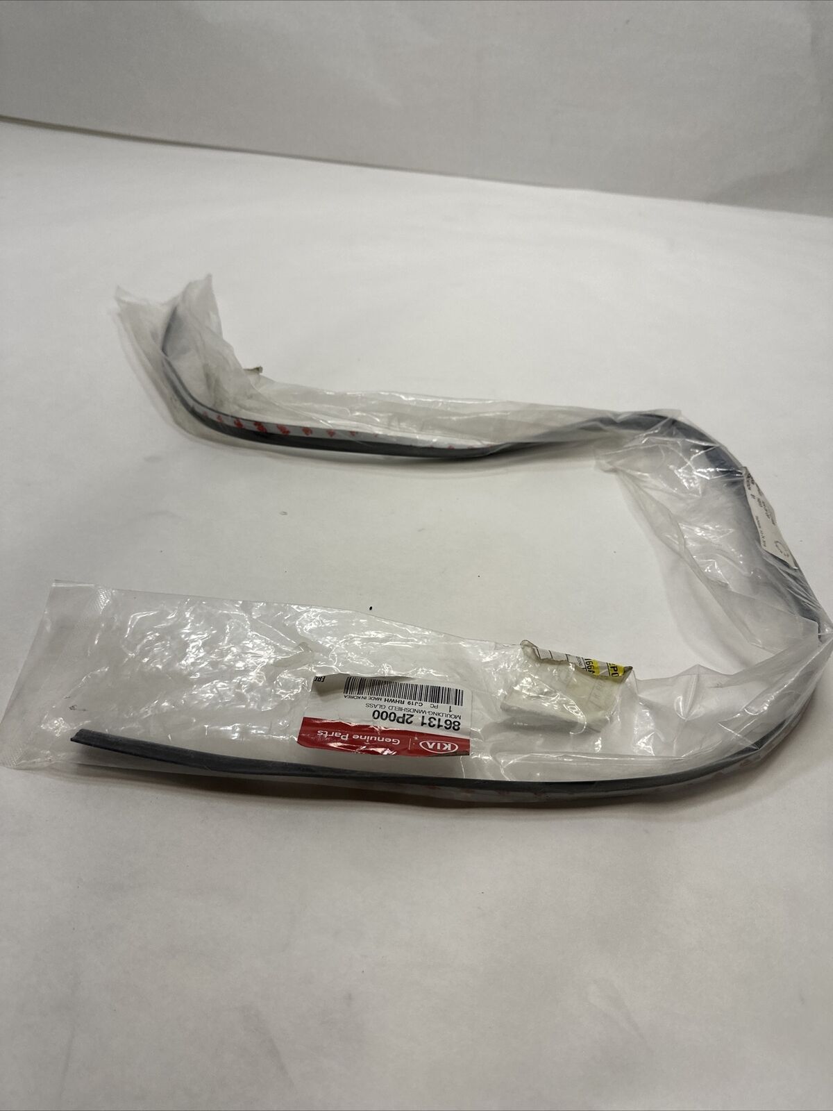 New OEM Genuine Sorento 2011-2015 Kia windshade Upper Molding 86131-2P000