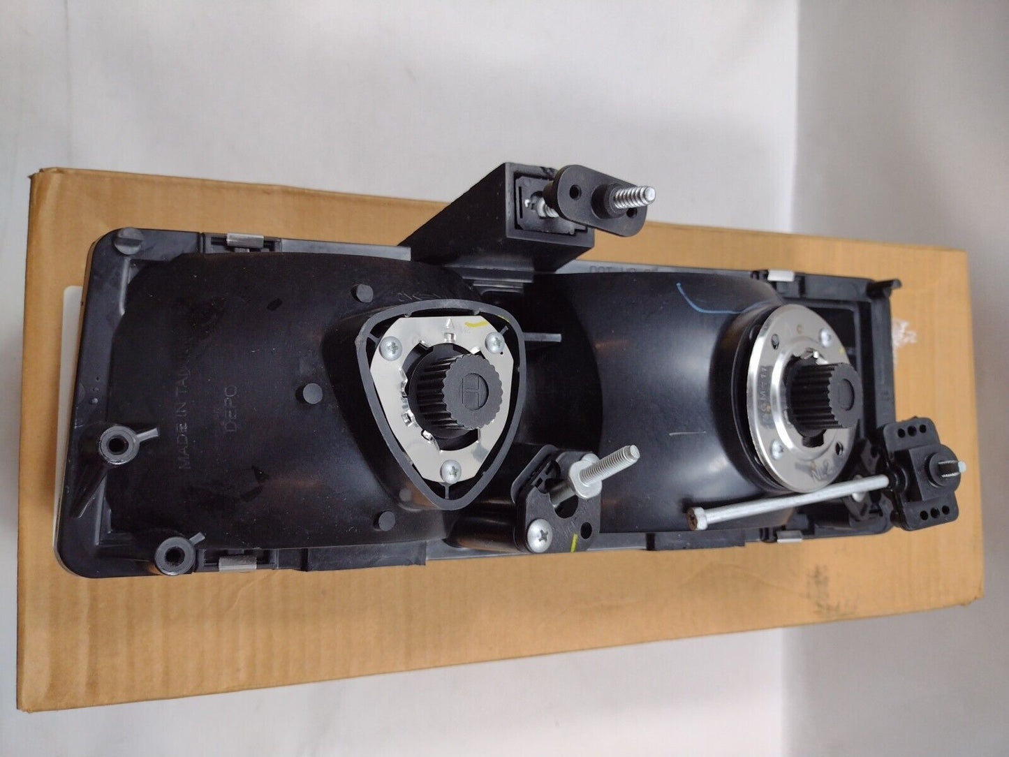 Genuine OEM GM Passenger Side Headlamp 1995-2005 Chevrolet Astro 16524092