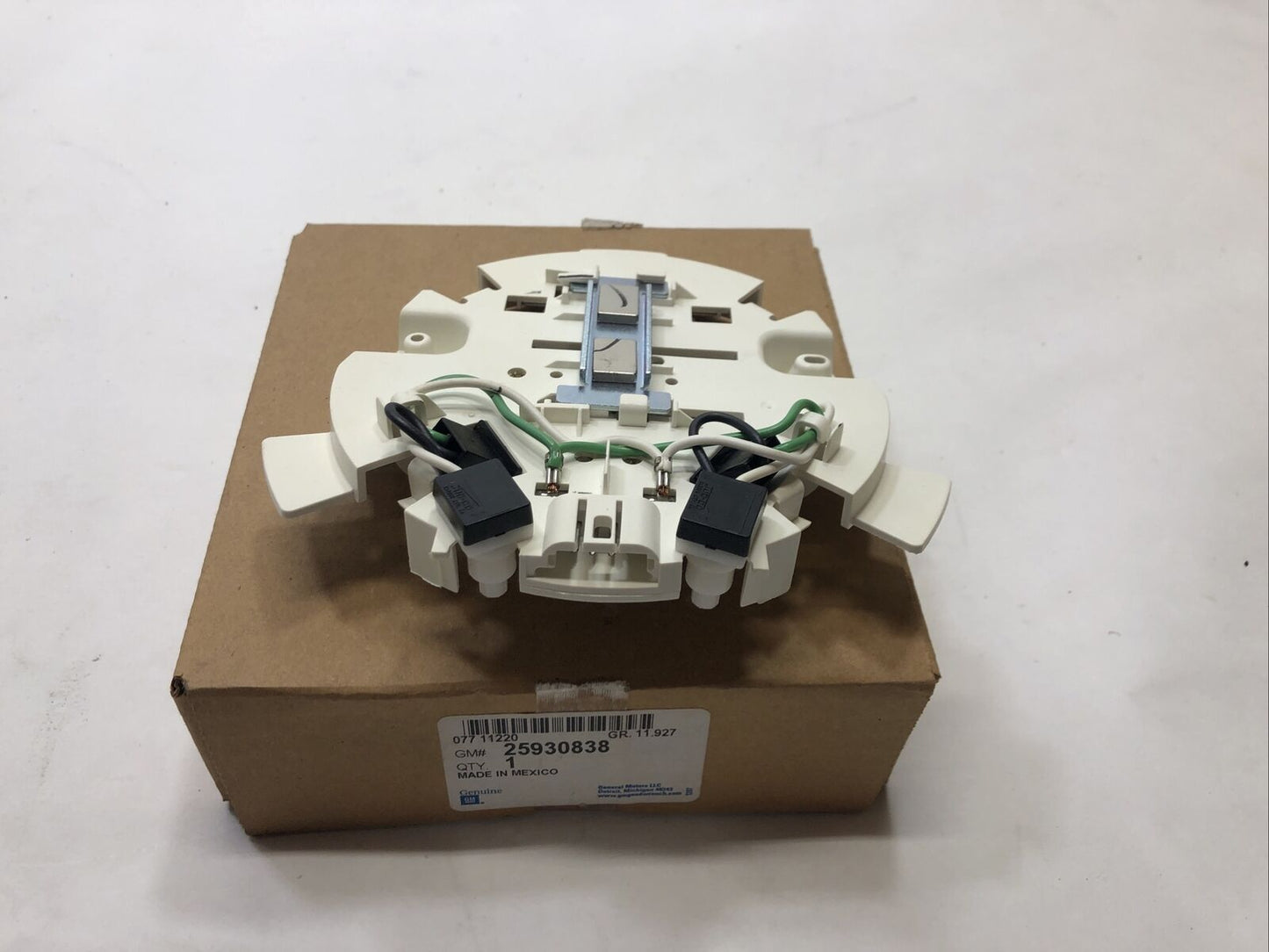 New Genuine GM OEM Dome Lamp Housing Lens  25930838