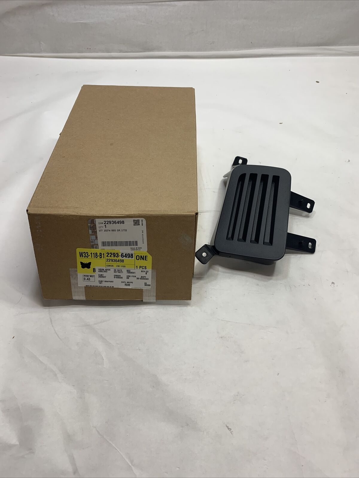 New OEM GM Chevy Tahoe Passenger Side Bumper-Blank Cover  22936498