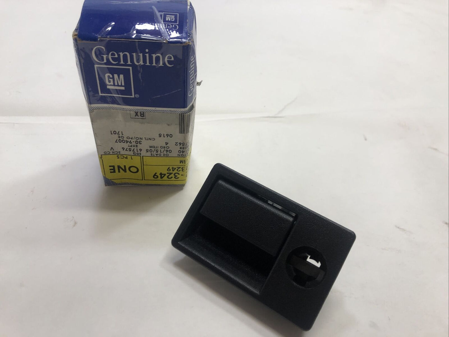 NEW GENUINE GM GENERAL MOTORS OEM LOCK ASSEMBLY PART NO. 3523249