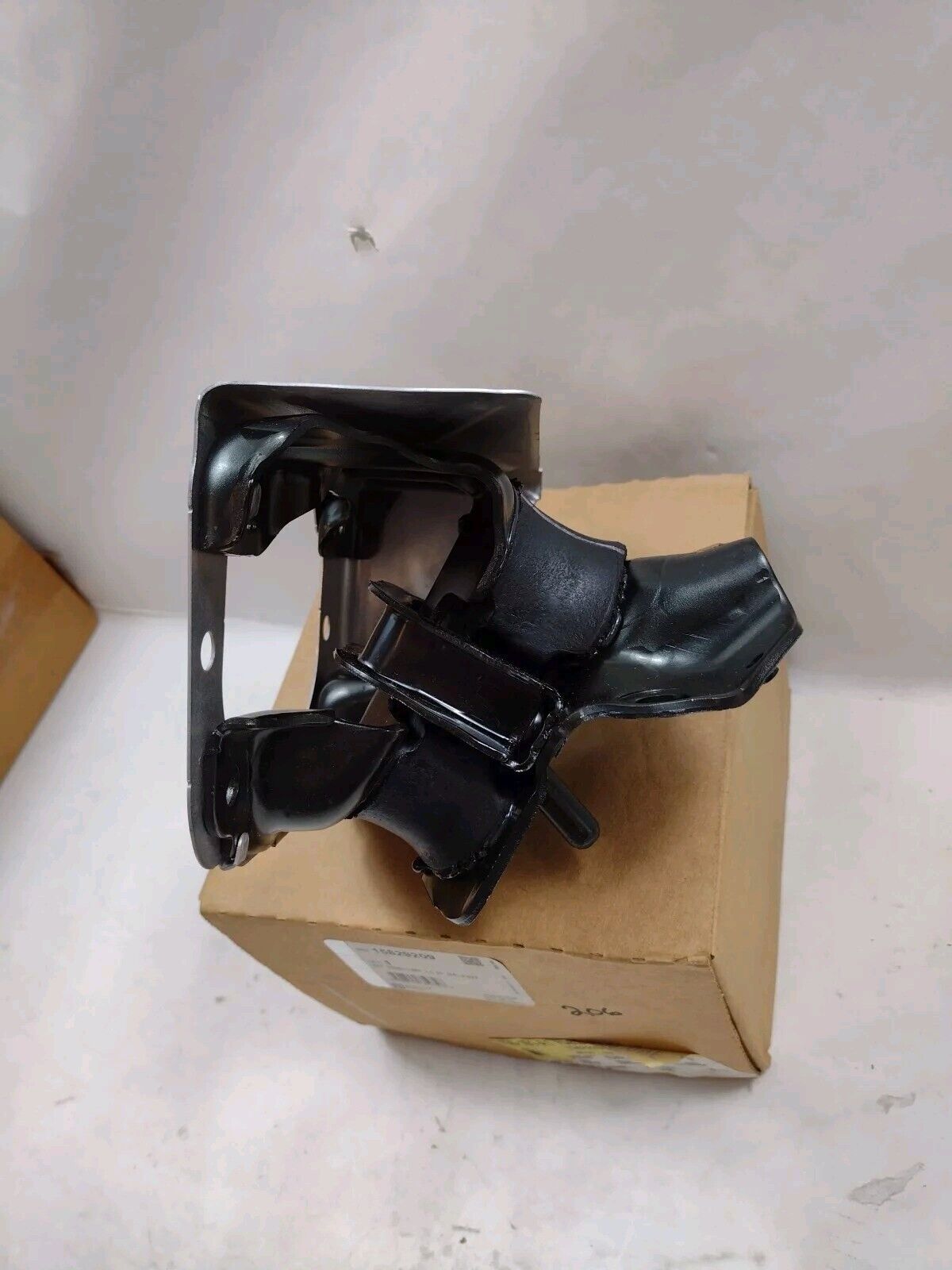 Genuine OEM GM Chevy Silverado 1500 Engine Mount 15829209