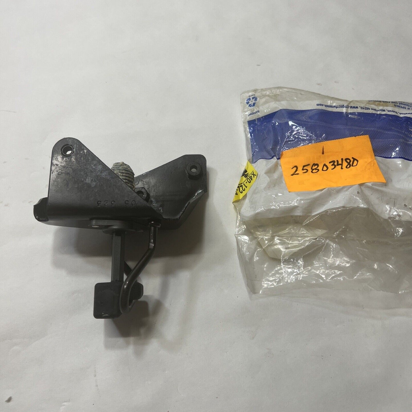 New OEM Genuine Striker Assembly Rear Compartment Lid Latch For Impala 25803480