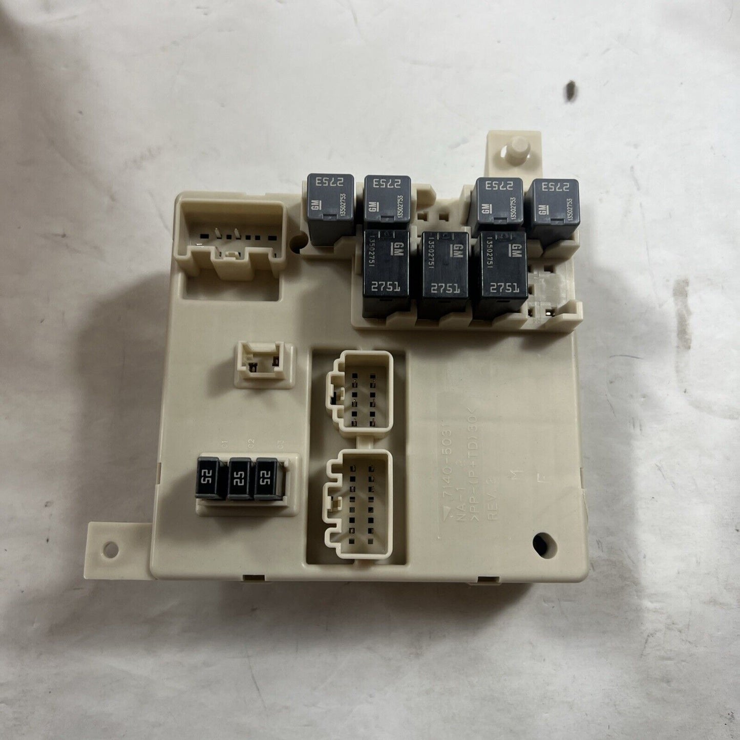 Genuine OEM GM Saturn Outlook Wiring Harness Junction Block 2009-2010 20934633