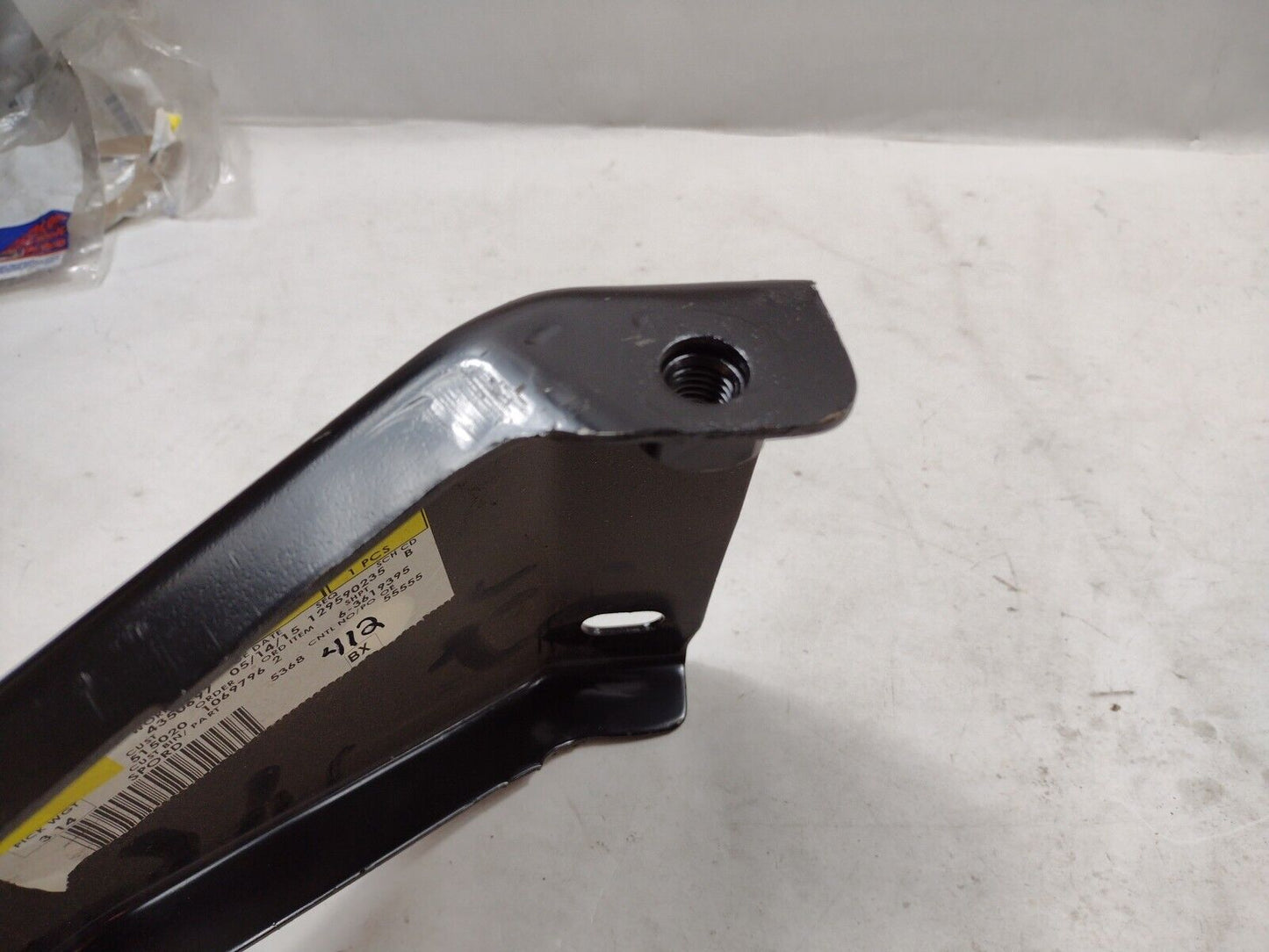 New GM 15548458 Rear Bumper Bracket 1988-99 Chevrolet GMC C/K Truck