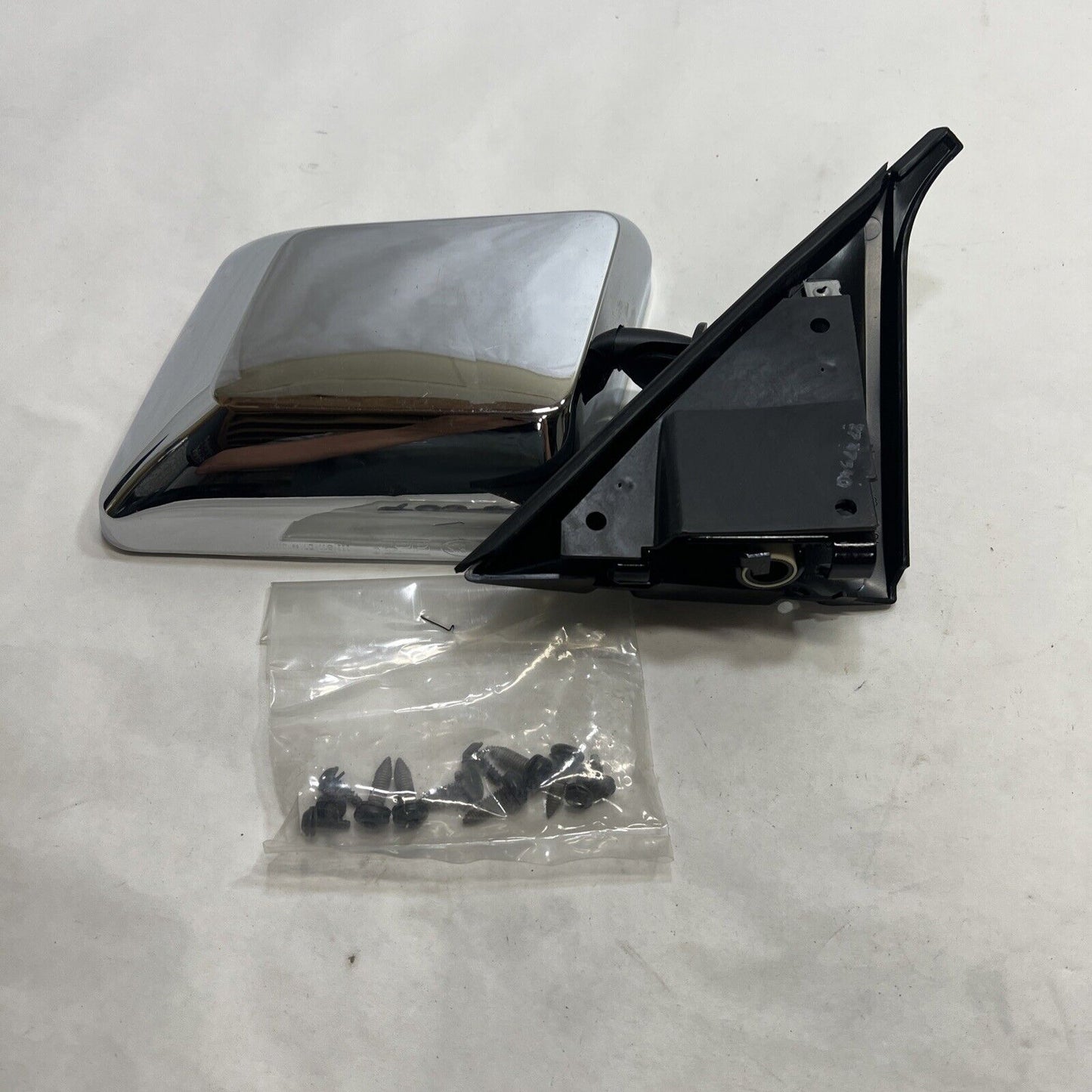 New OEM GM General Motors Front Right Passenger Side Mirror Kit 997463