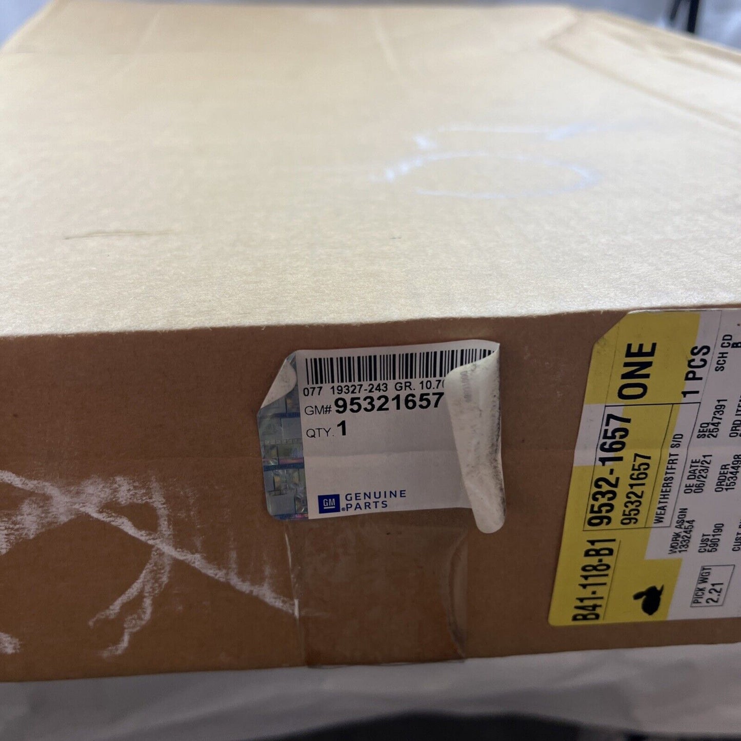 Genuine OEM GM Chevrolet Cruze Driver Side Weatherstrip 2012-2014  95321657