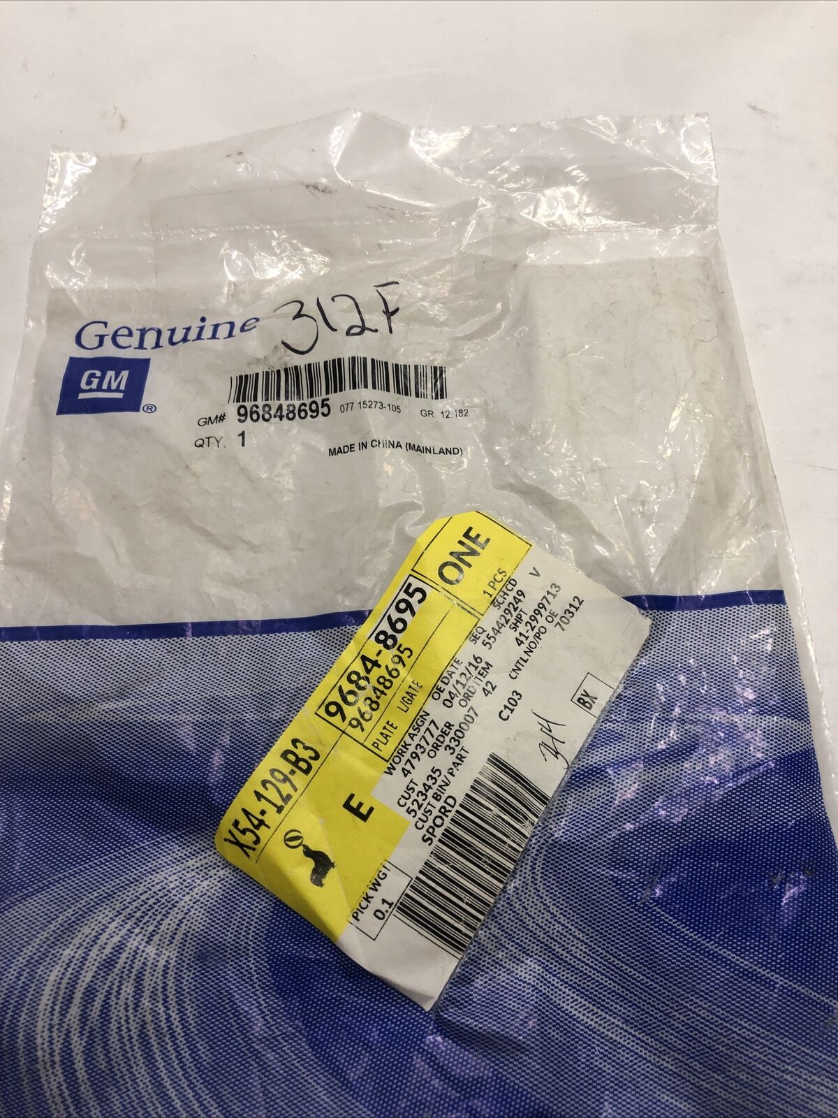 New Genuine OEM GM Saturn Vue Emblem Badge  Nameplate Rear 96848695