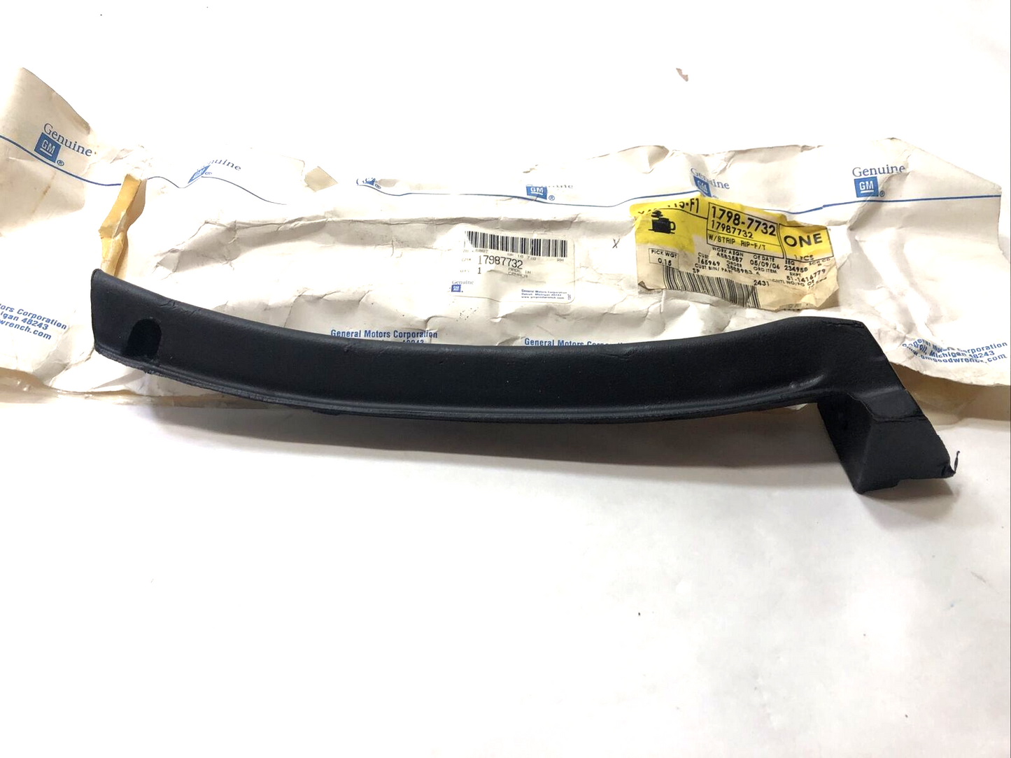 New OEM Genuine GM Chevrolet Weatherstrip 86-95  17987732
