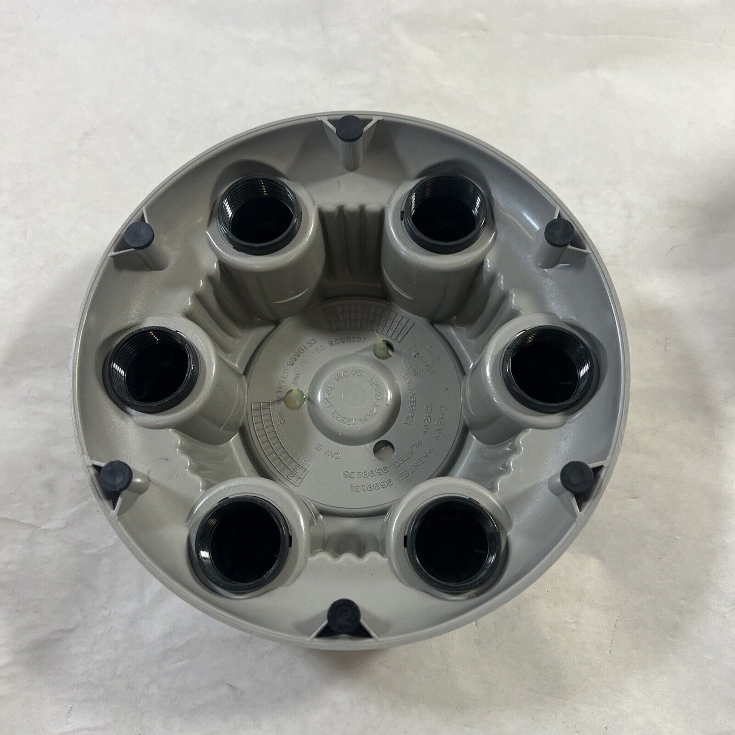 Genuine OEM GM Chevrolet Express 3500 Hub Cap with Bowtie Logo 05-14 09598131