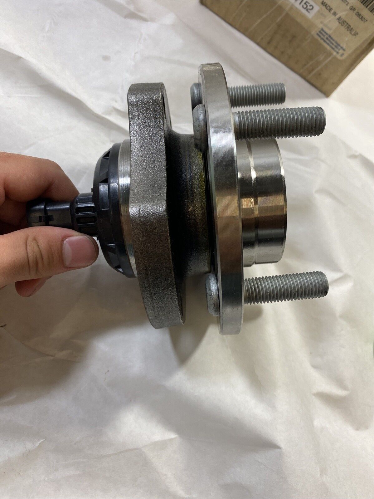 Genuine OEM GM Front Left hand Wheel Hub and Bearing Assembly 2004-2006 92115772