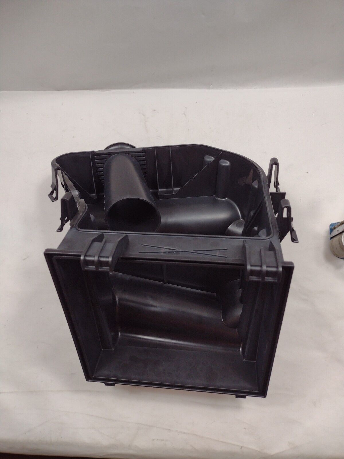 Genuine OEM GM Chevrolet Impala Air Cleaner Housing 2006-2011 10350736