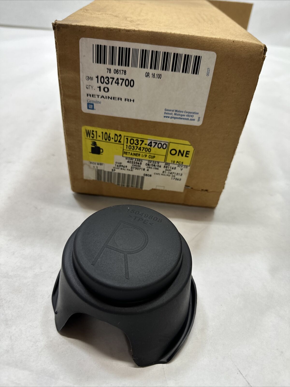 New OEM Genuine GM Passenger Side Instrument Panel Cup Holder Retainer 10374700