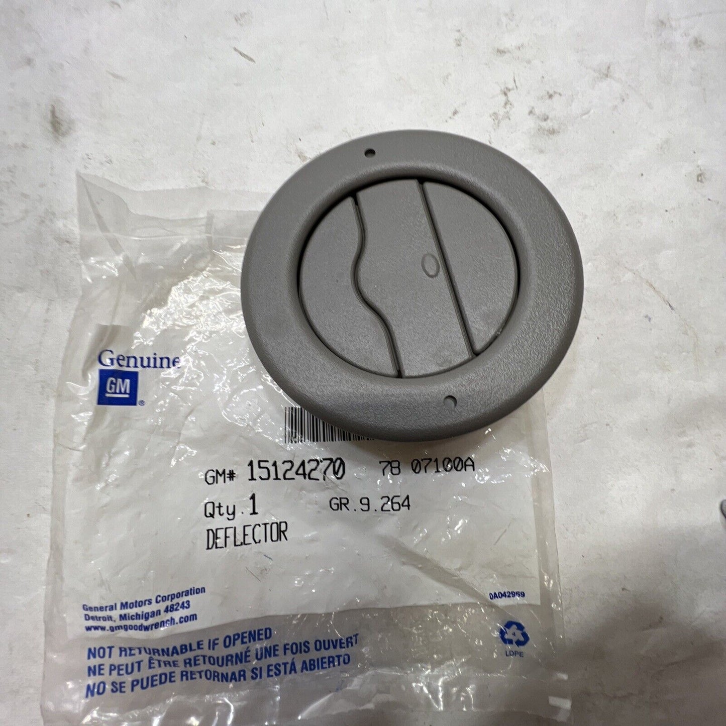 New OEM Genuine General Motors Chevrolet GMC 2000-2006 Air Deflector 15124270