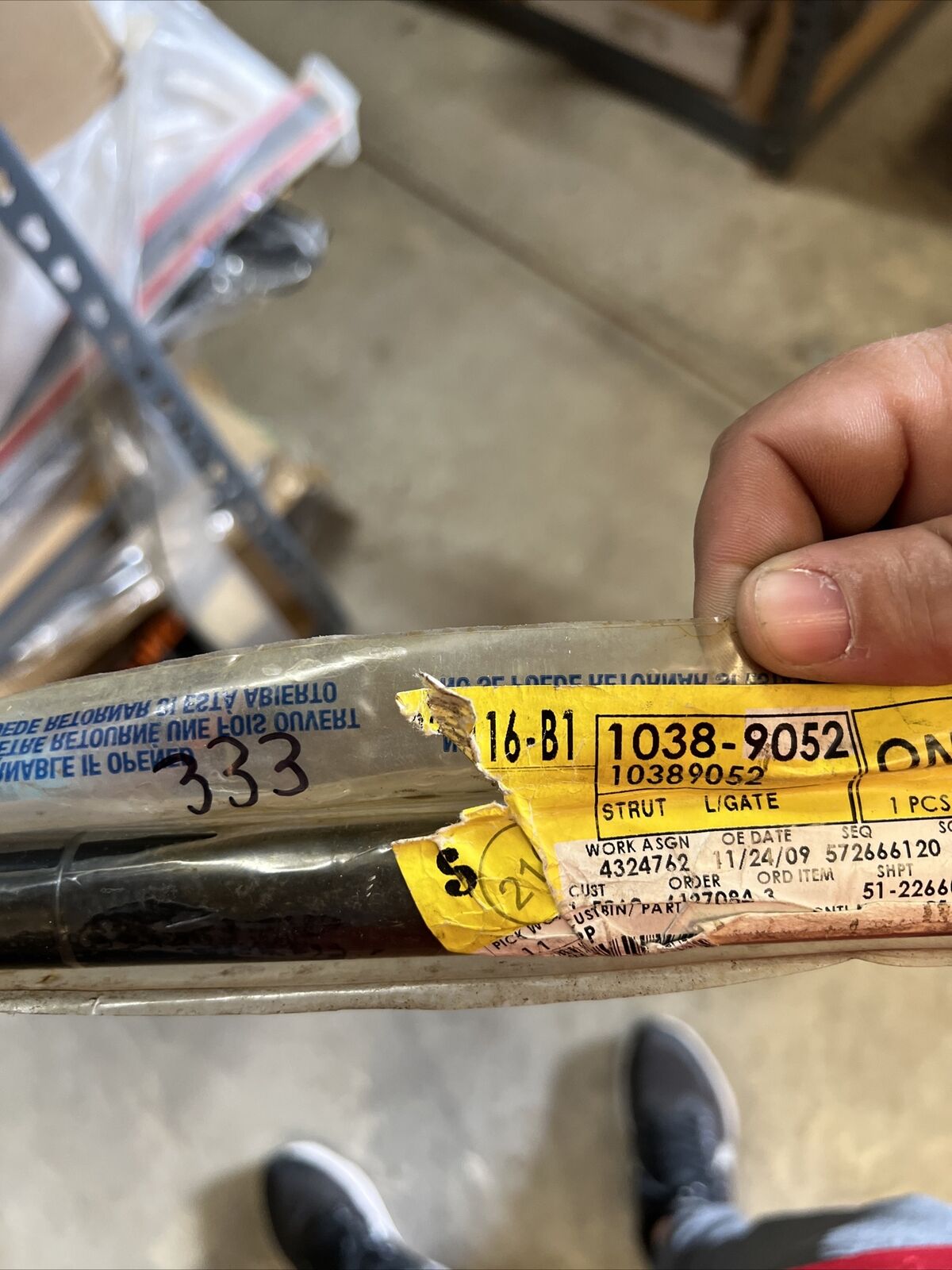 GM OEM Hatch Lift Support Drivers Side 05-06 10389052