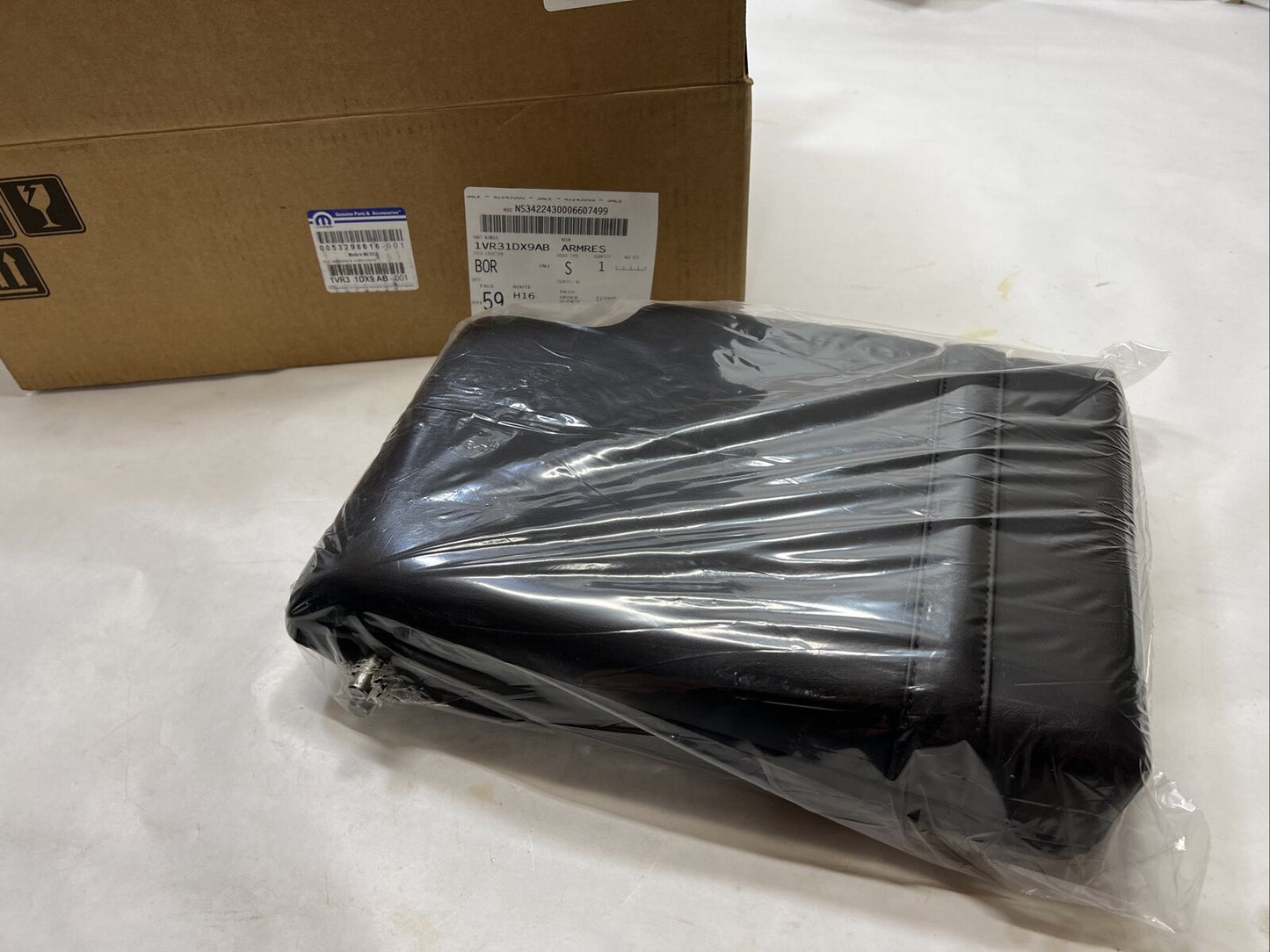 New OEM Genuine Mopar Jeep 2014-2019 Rear Seat Center Armrest Leather 1VR31DX9AB