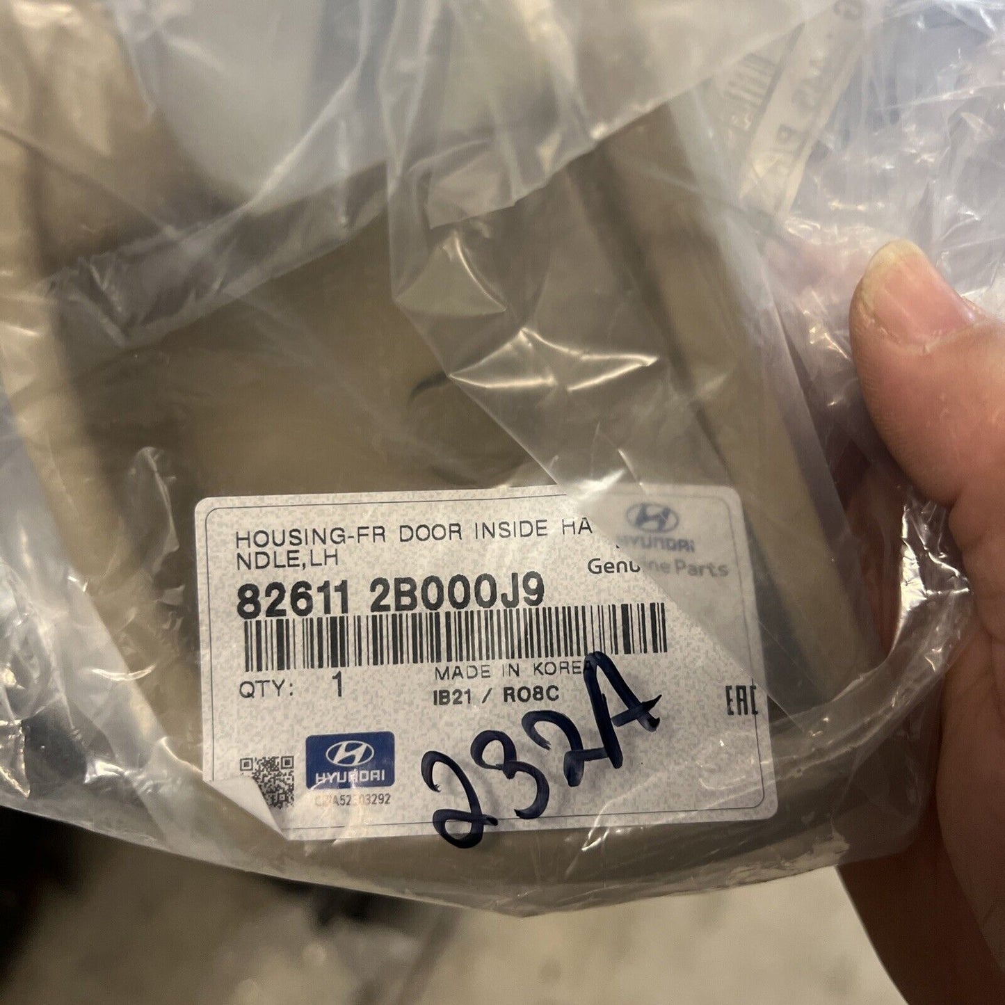 Genuine OEM Hyundai Santa Fe Front Door Cap Cover Kia 2006-2012 826112B000J9