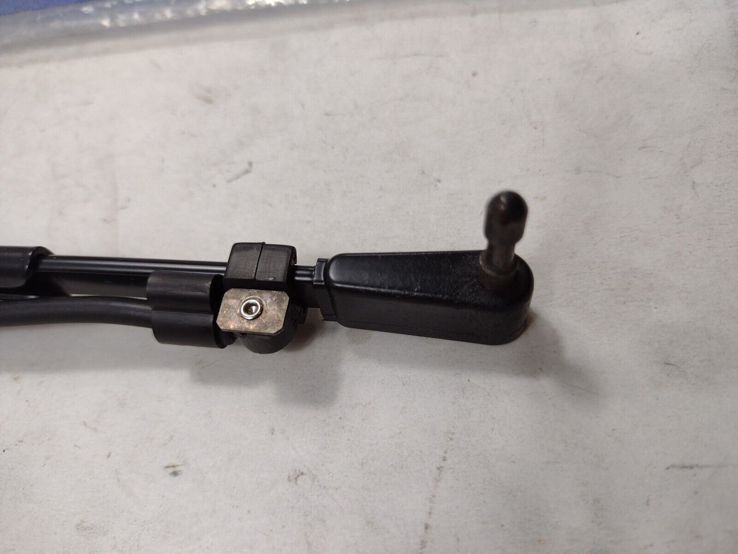 Genuine OEM GM Cadillac Escalade Arm Rear Window Wiper 1992-2000 15043067